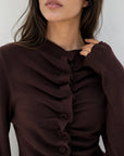 Dos du pull en maille chocolat