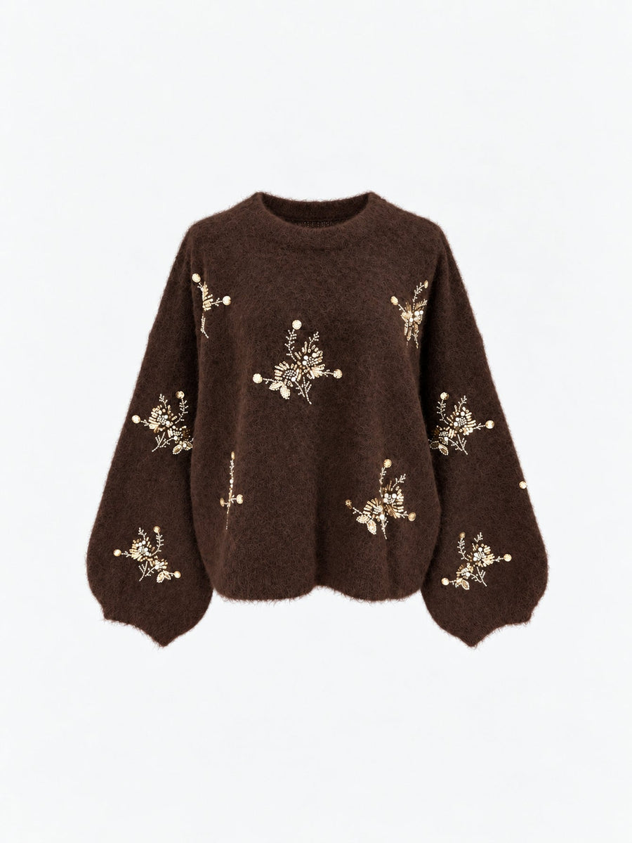 Pull en maille à perles et manches amples marron présenté de face.