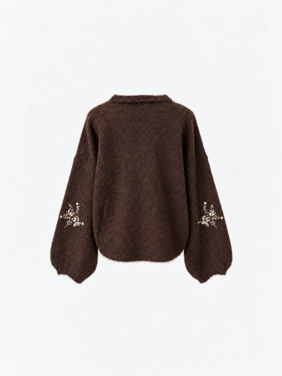 Pull en maille à perles et manches amples marron présenté de dos.