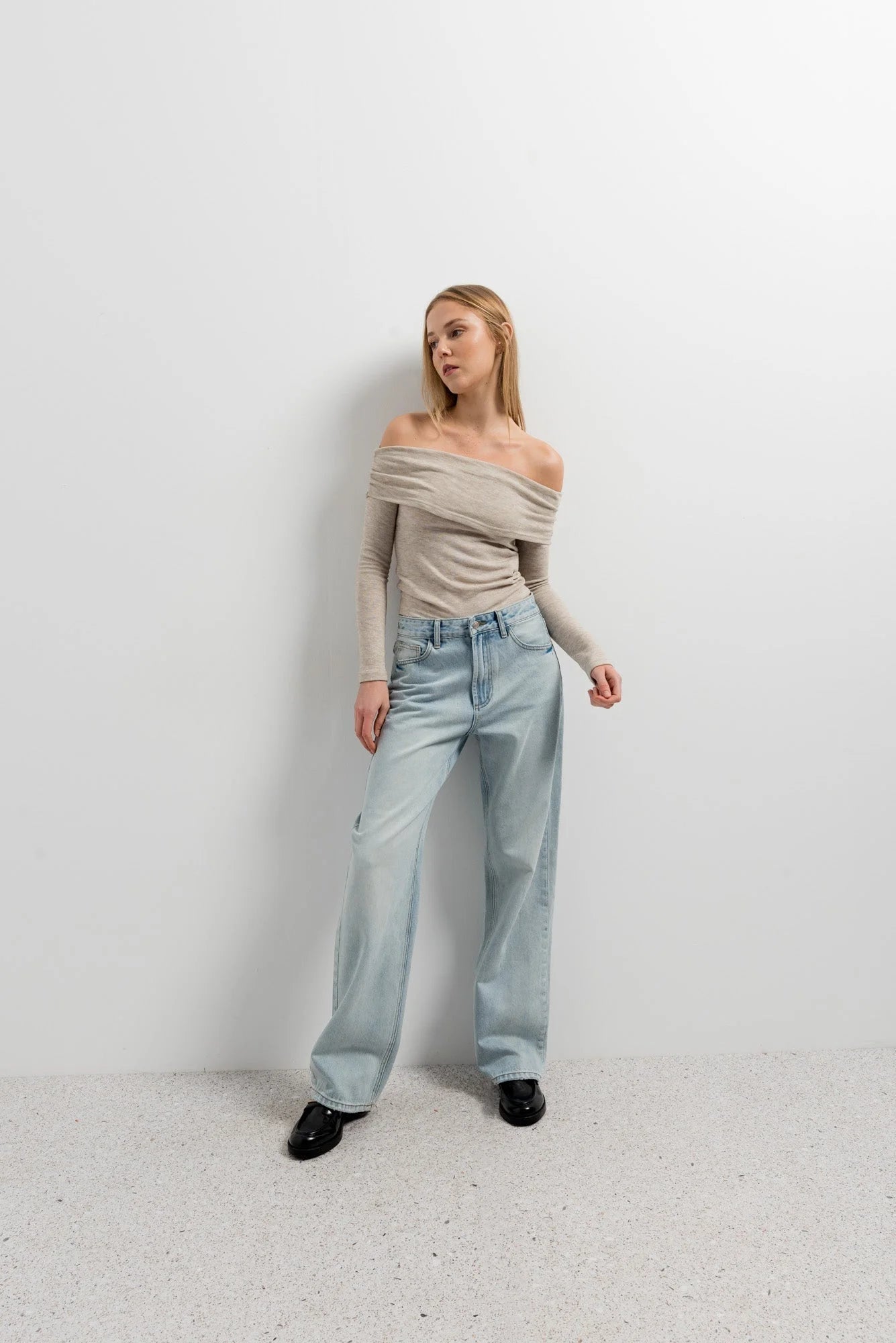 Denim jeans à lavage léger et coupe large, parfaits avec un pull épaules dénudées