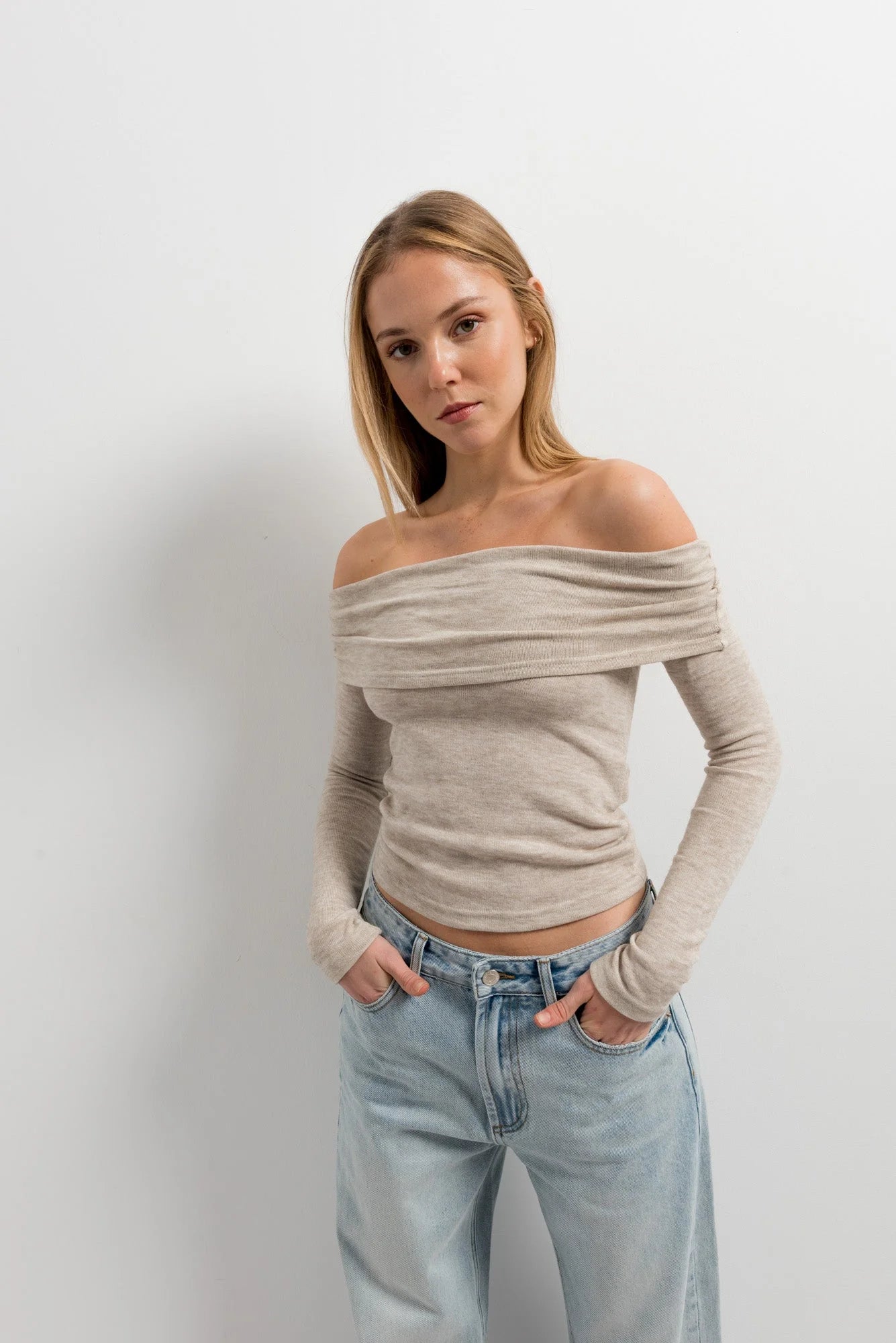 Pull épaules dénudées beige en tricot long-sleeve, élégant et tendance pour femme