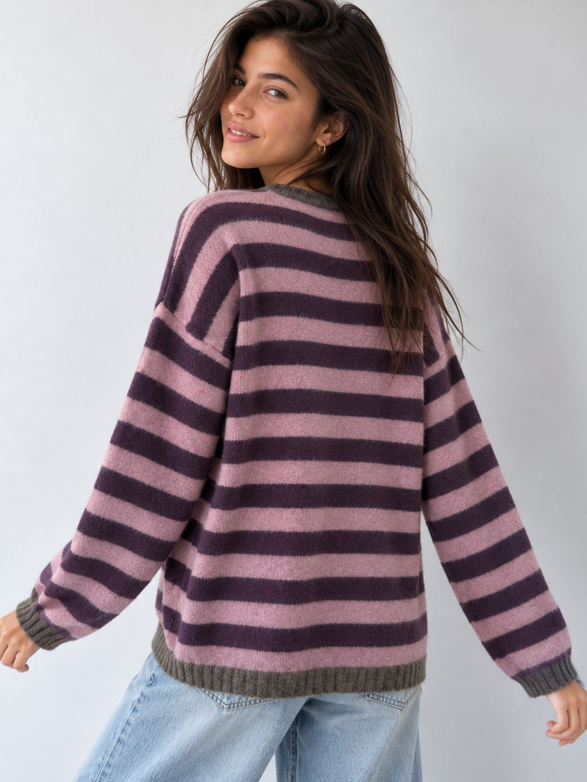 Dos du pull rayé mauve oversize