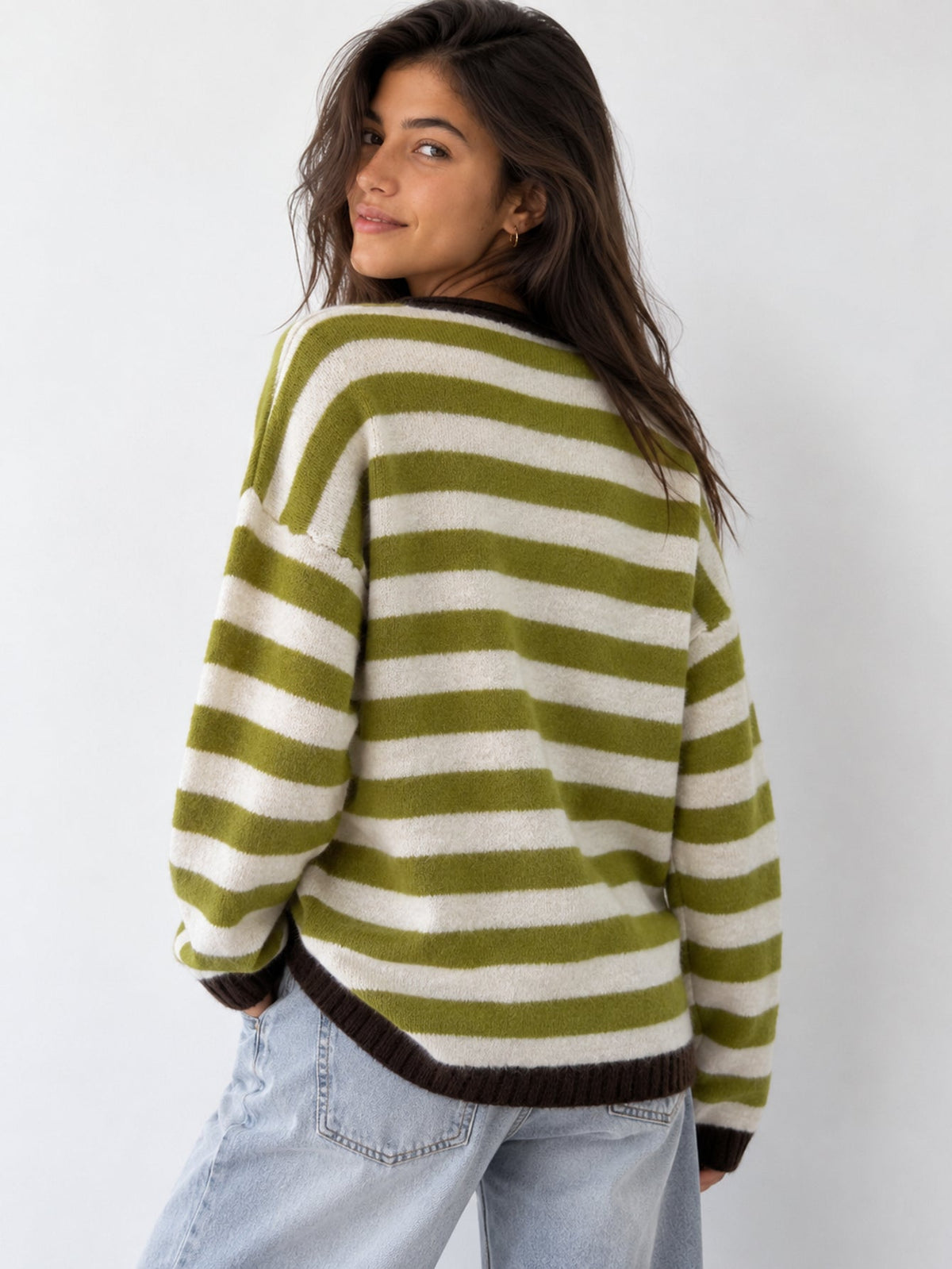 Dos du pull rayé olive oversize