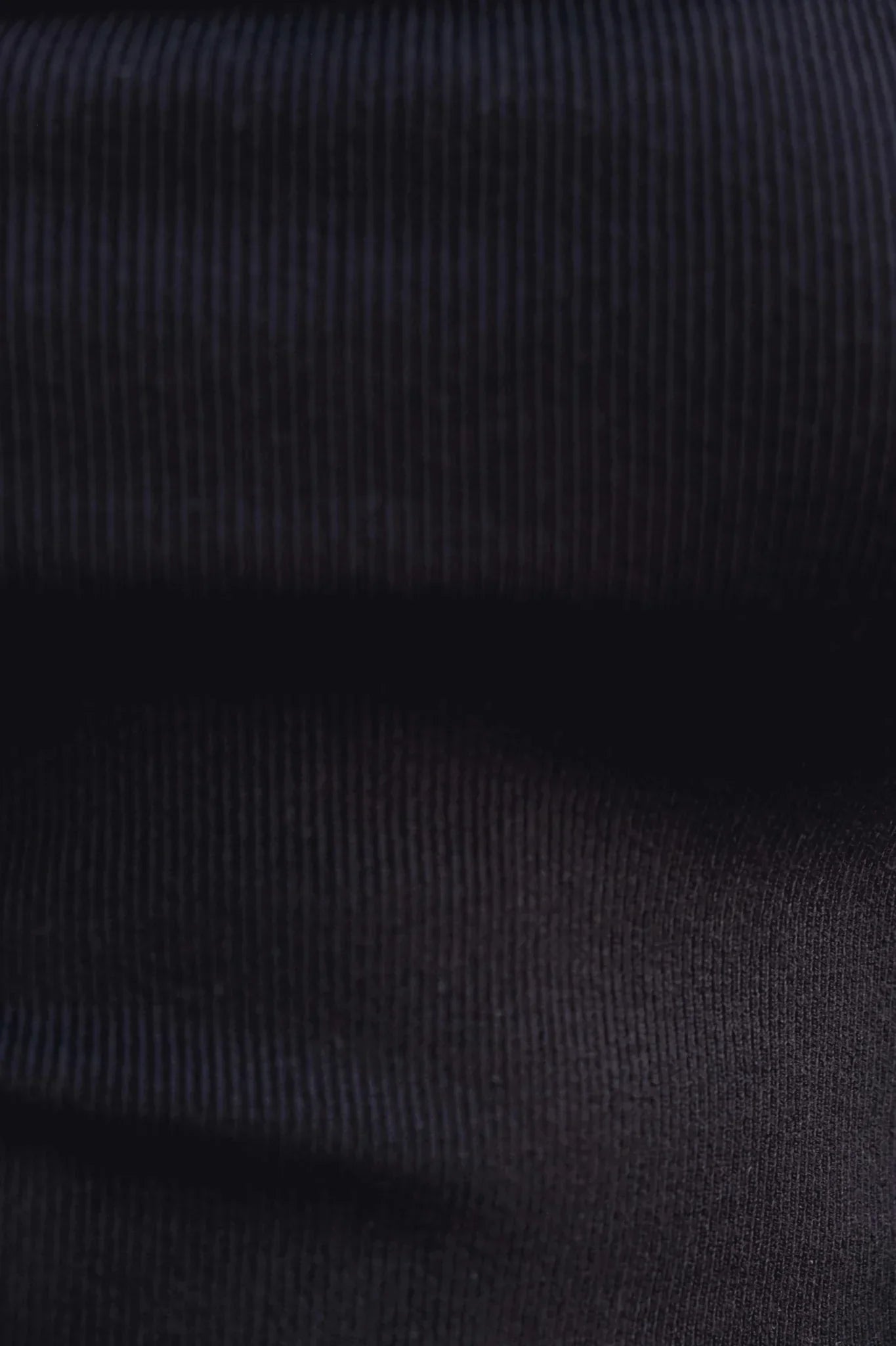 Pull noir à épaules dénudées en tissu côtelé indigo foncé pour un look élégant