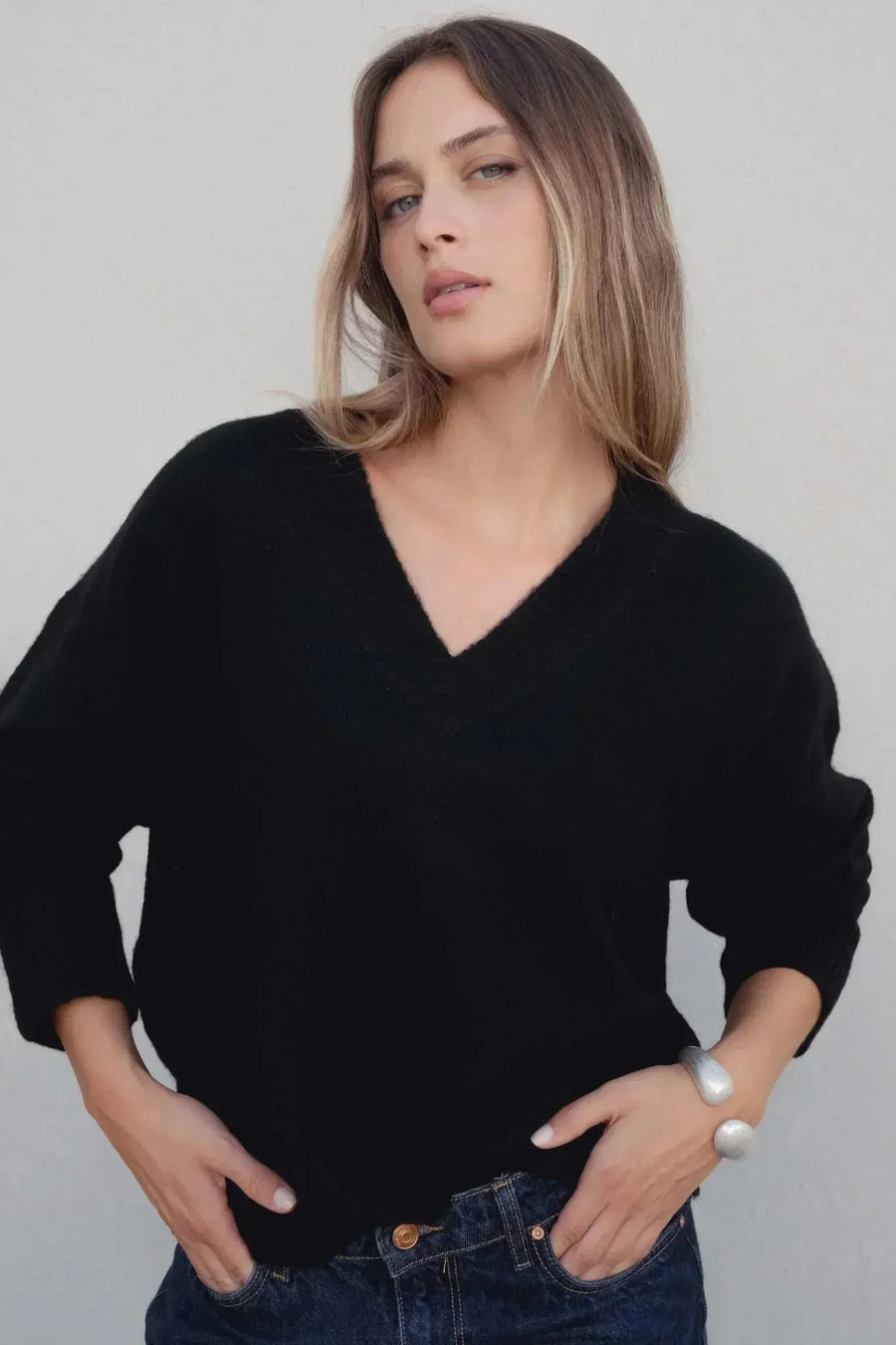 Modèle portant un pull oversize noir col V femme tendance, mettant en valeur un look casual et élégant, pull laine femme.