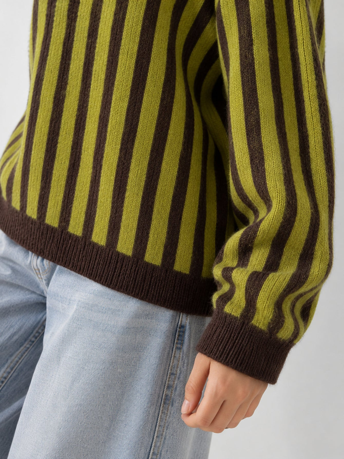 Détail épaule rayée vert olive