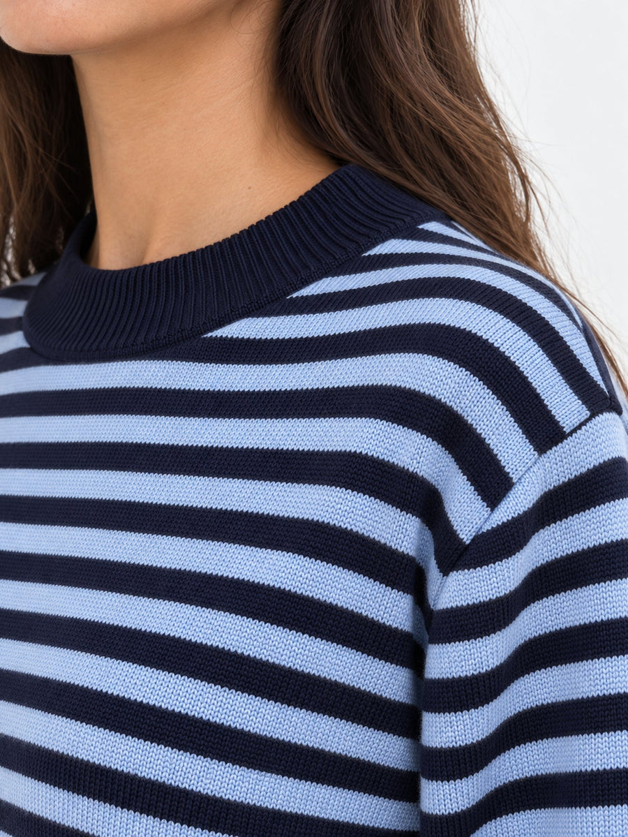 détail col rond bleu marine