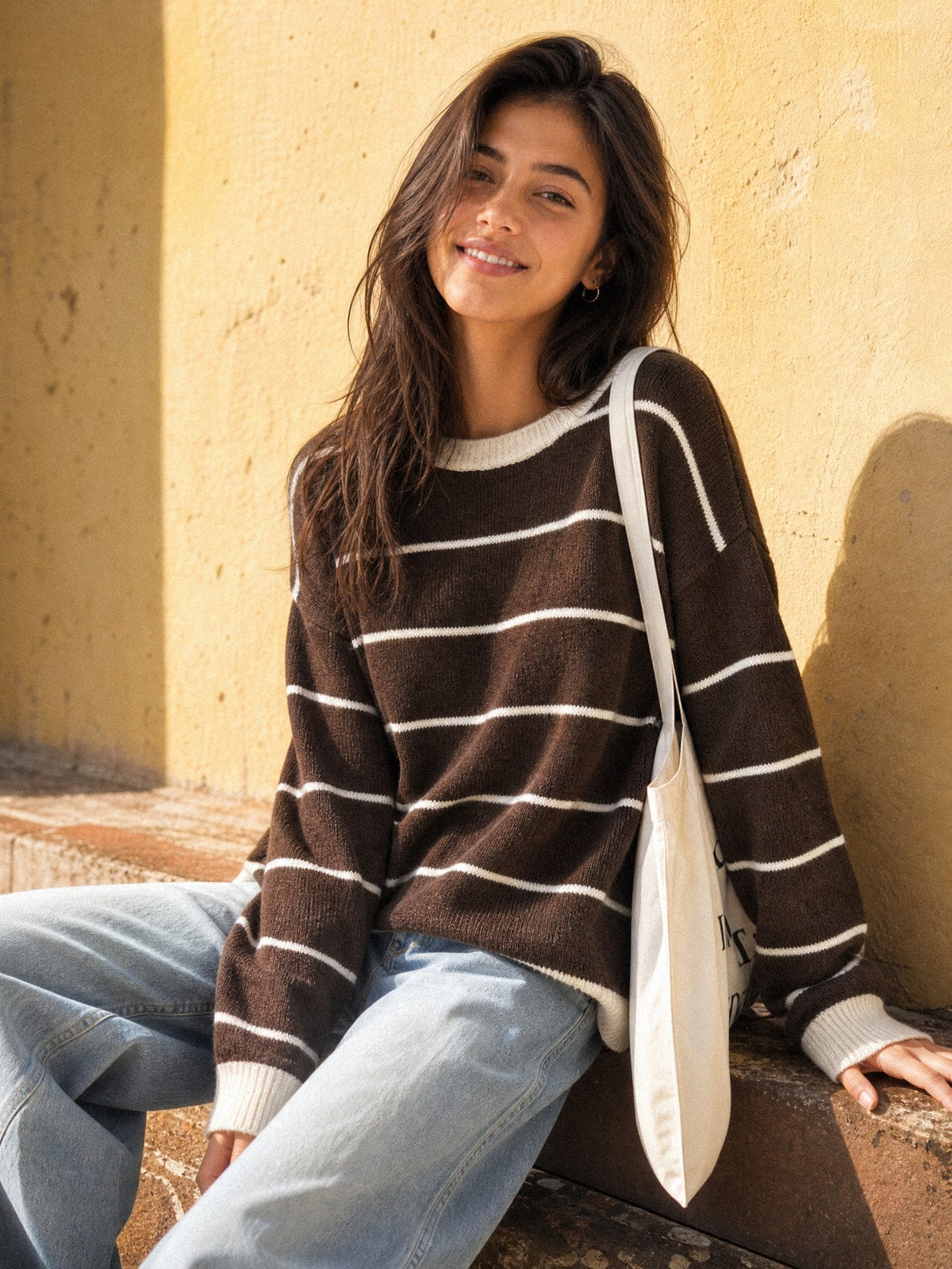 Pull rayé marron en lumière naturelle
