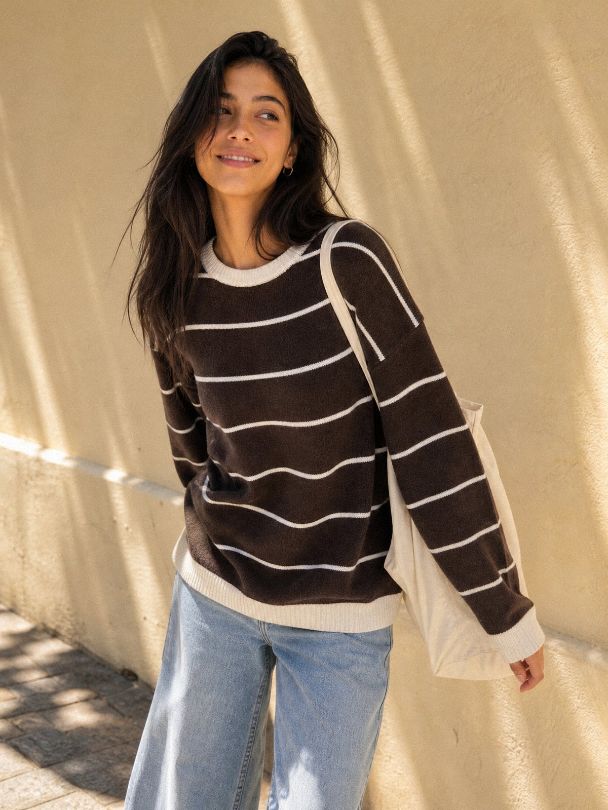Silhouette entière avec pull rayé marron