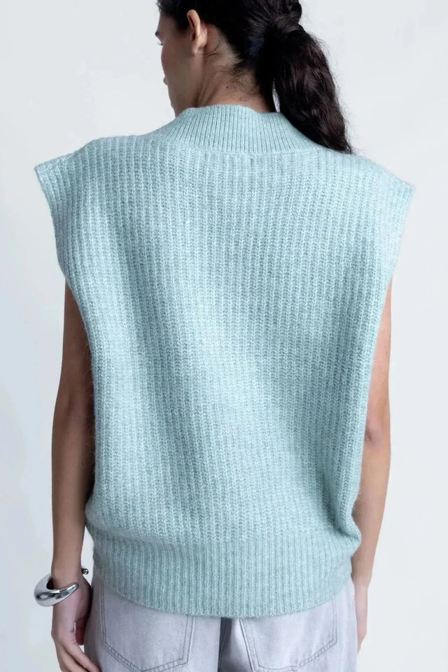 Arrière d'un pull sans manche femme oversize en tricot col V doux, captivant par sa texture douce et respirante.