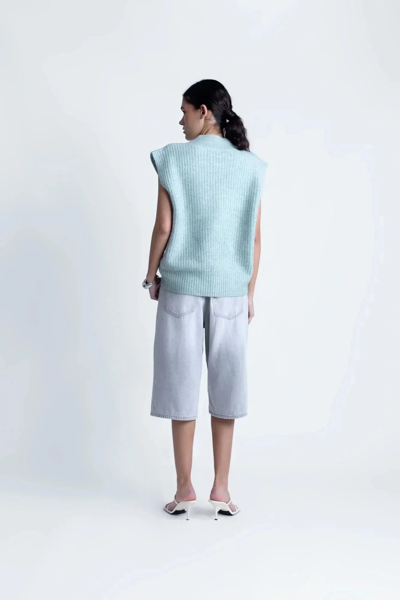 Pull sans manches en tricot oversize col roulé avec matière douce, denim et talons blancs