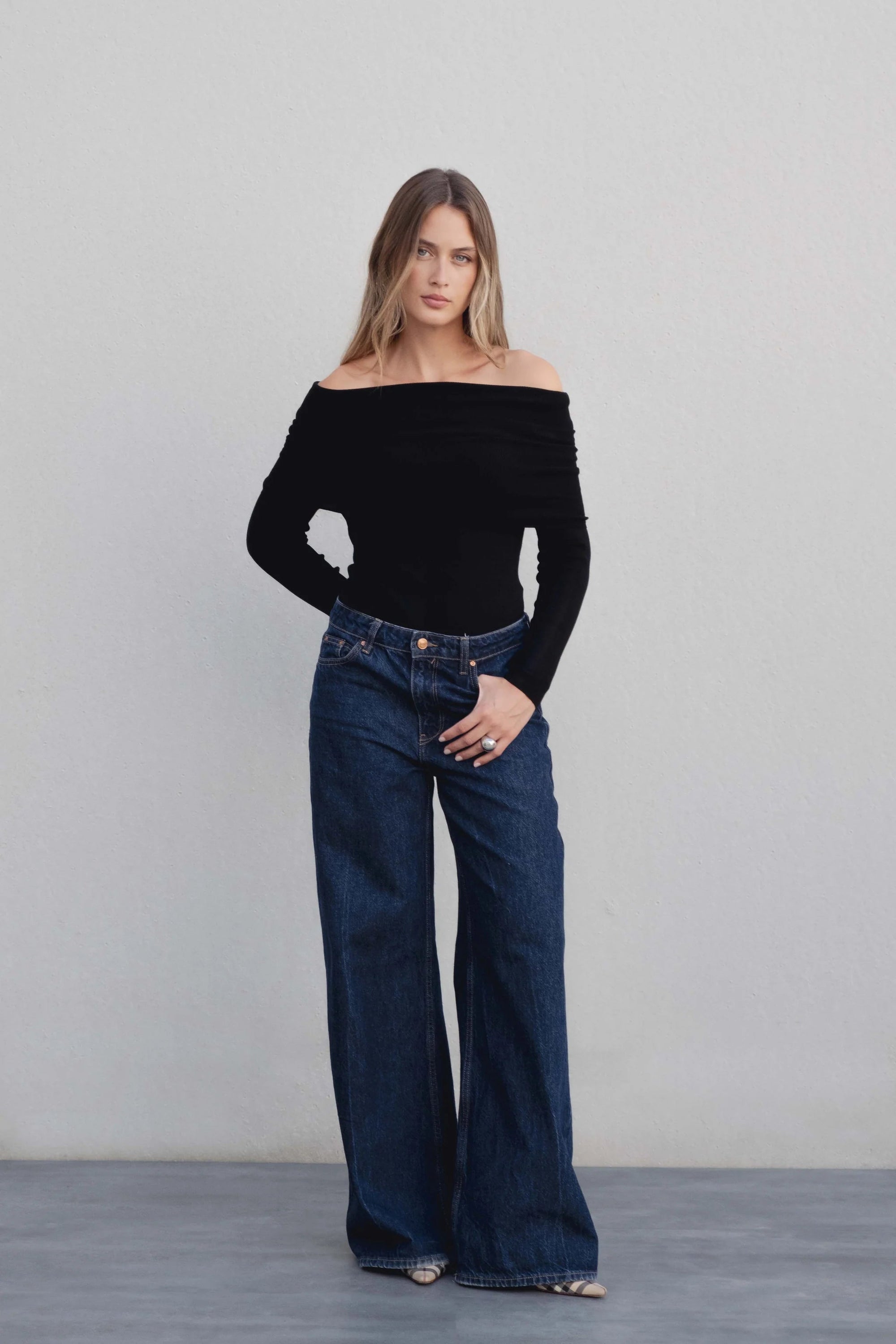 Pull à épaules dénudées – Coupe ajustée – Noir – Maille légère Sapiato