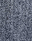 Zoom sur la texture du pull maille oversize gris, montrant le tricot côtelé et la douceur du tissu.