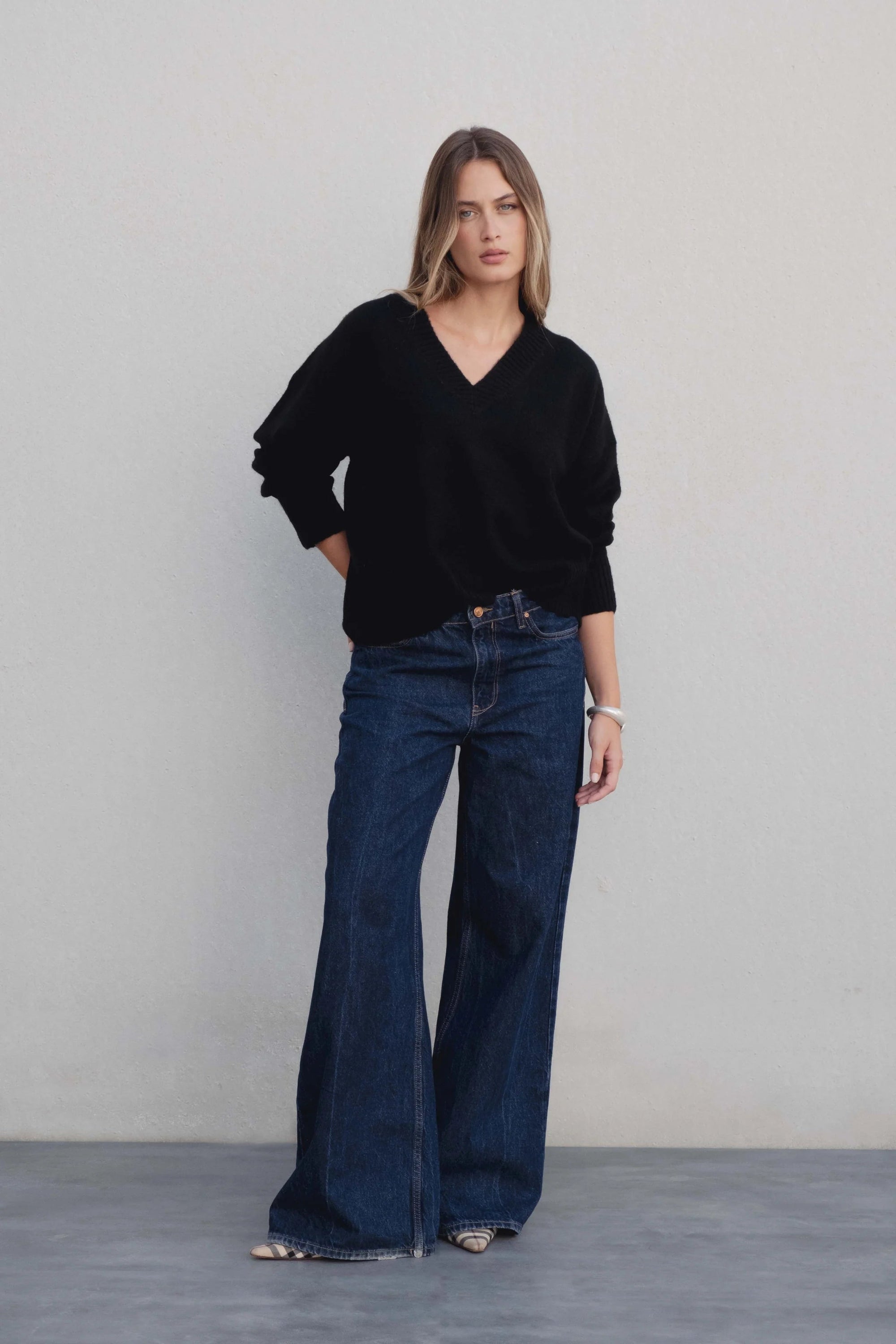 Pull oversize – Col V – Noir – Maille douce Sapiato