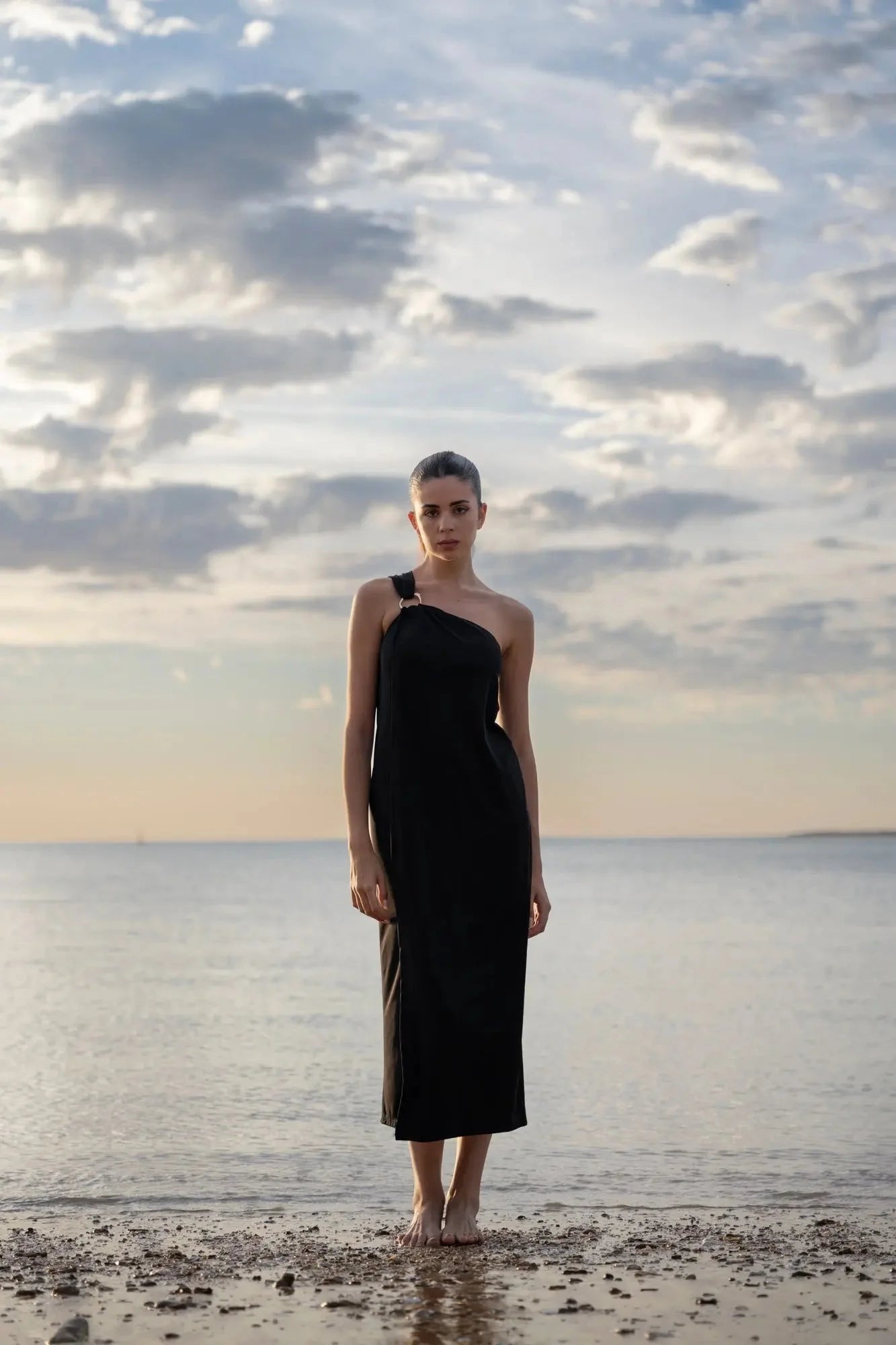 Robe asymétrique bijou noire avec détail métallique, parfaite pour occasions spéciales