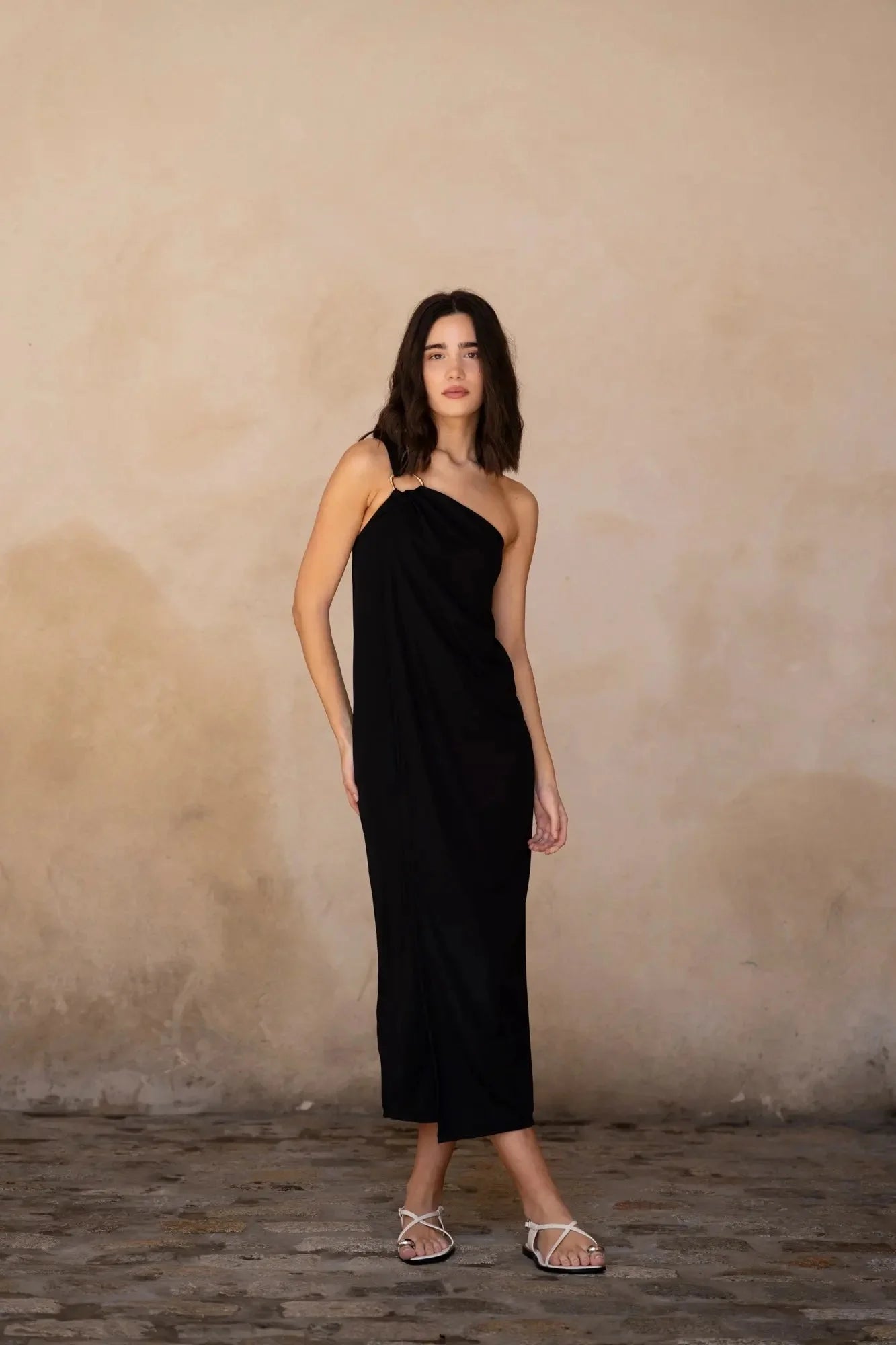 Robe asymétrique bijou femme en noir pour occasions spéciales, style élégant