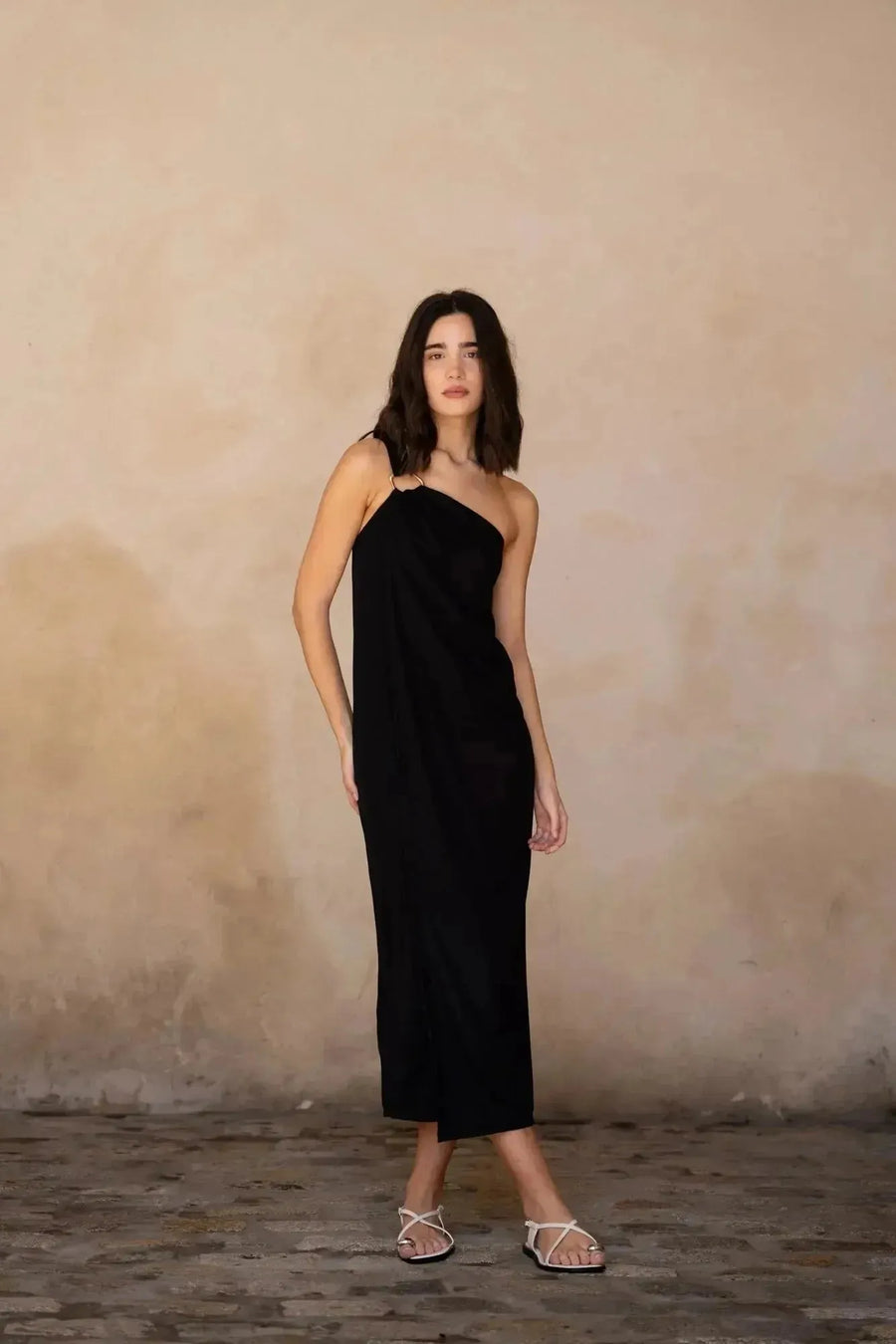 Robe asymétrique bijou femme en noir pour occasions spéciales, style élégant