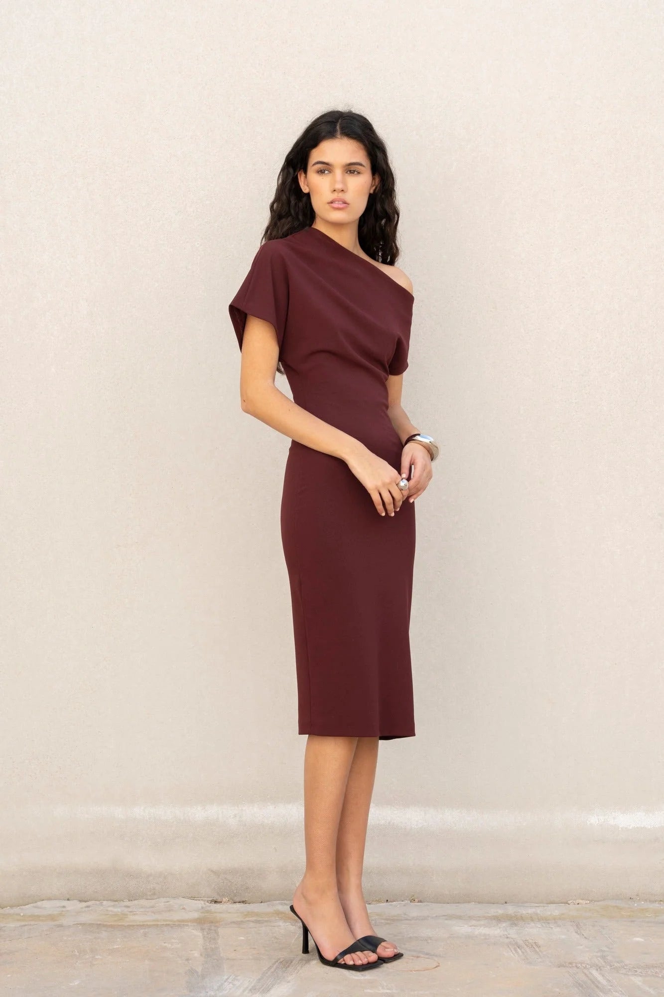 Robe asymétrique chic drapée en bordeaux, robe asymétrique élégante et féminine