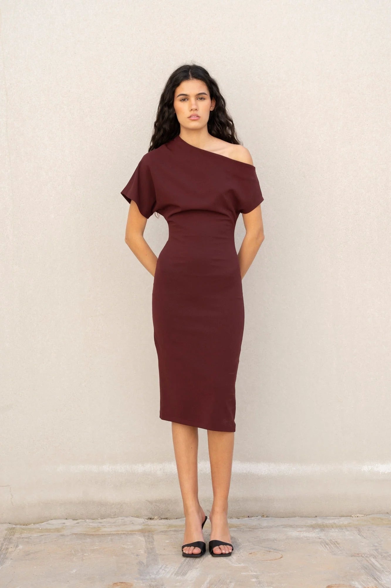 Robe asymétrique chic en Burgundy, robe asymétrique, robe asymétrique chic midi élégante
