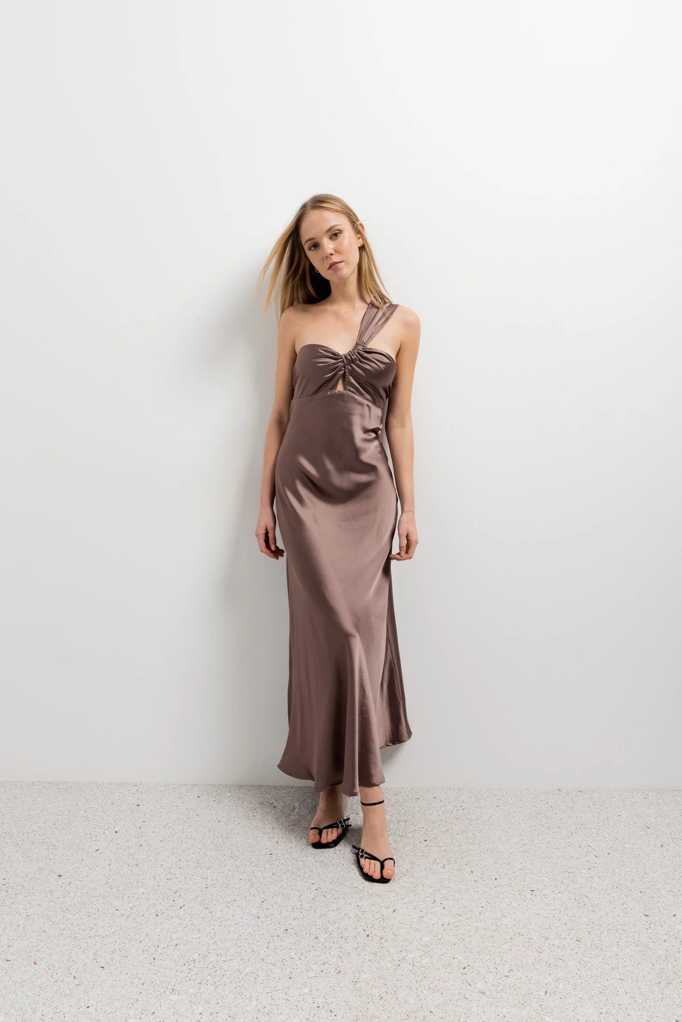 Robe asymétrique chic en satin marron, robe asymétrique midi élégante neutralisée