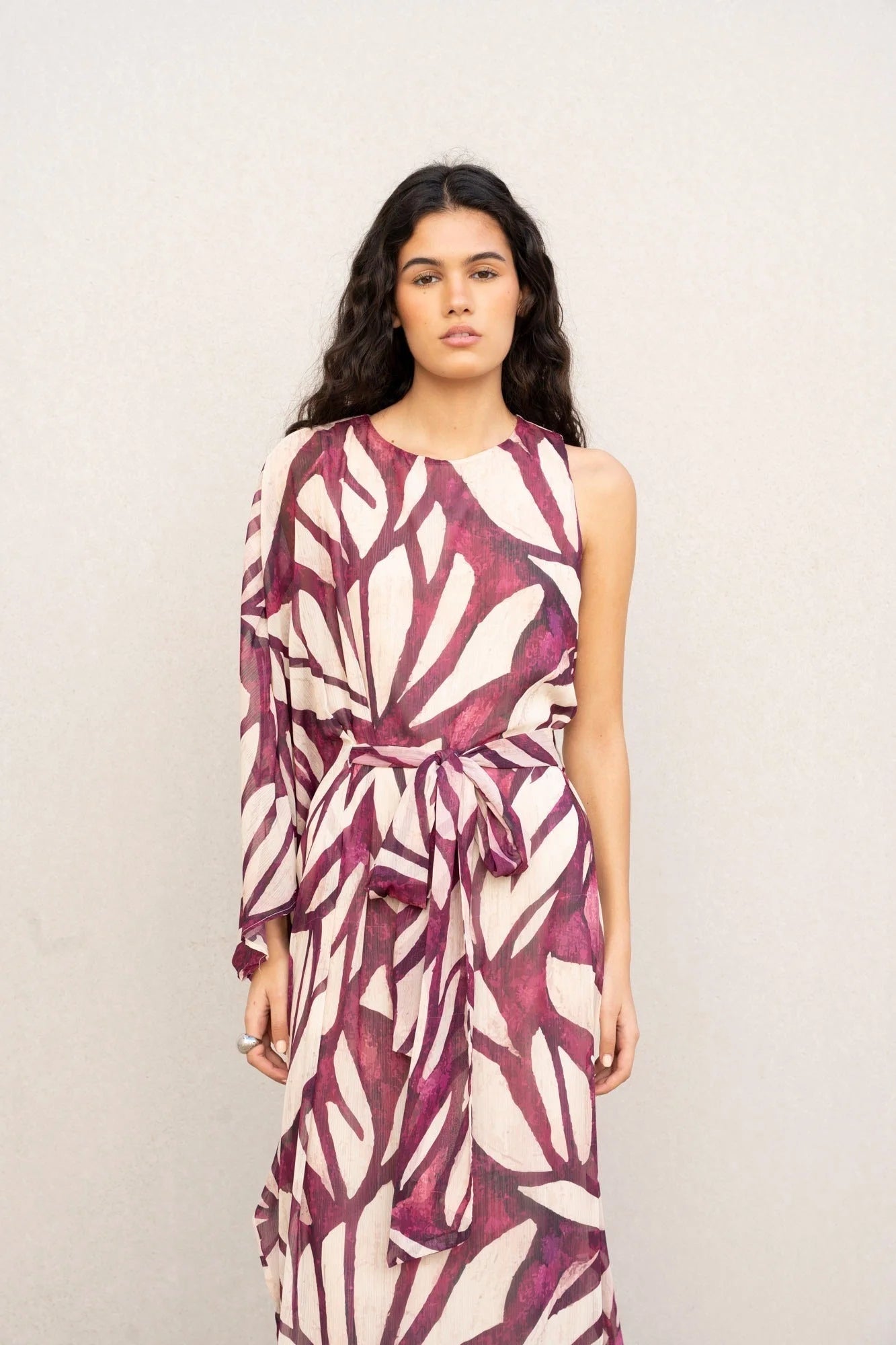 Robe asymétrique imprimée pour femmes avec motif feuille violet et blanc, taille nouée