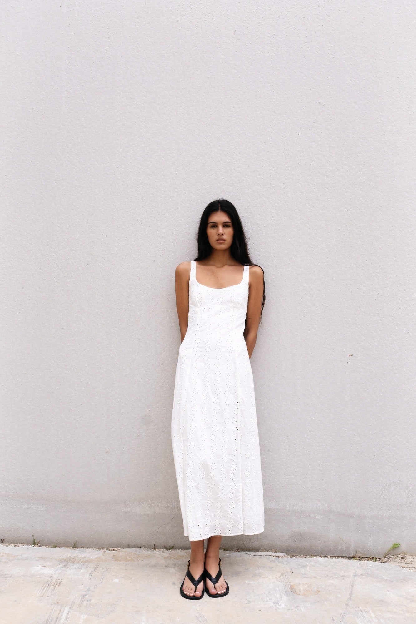 Robe longue blanche broderie anglaise – Coton léger et fente élégante Sapiato
