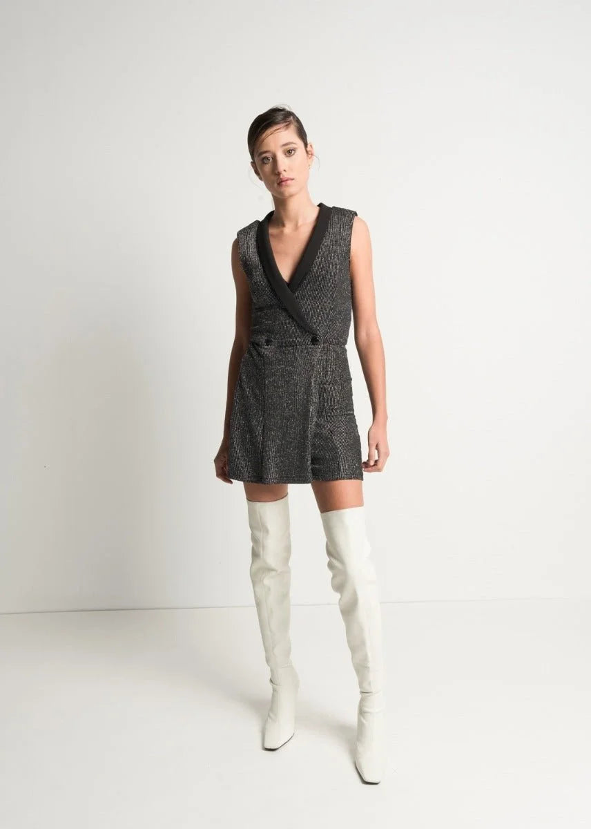 Robe blazer scintillante sans manches avec col en V noir et bottes blanches