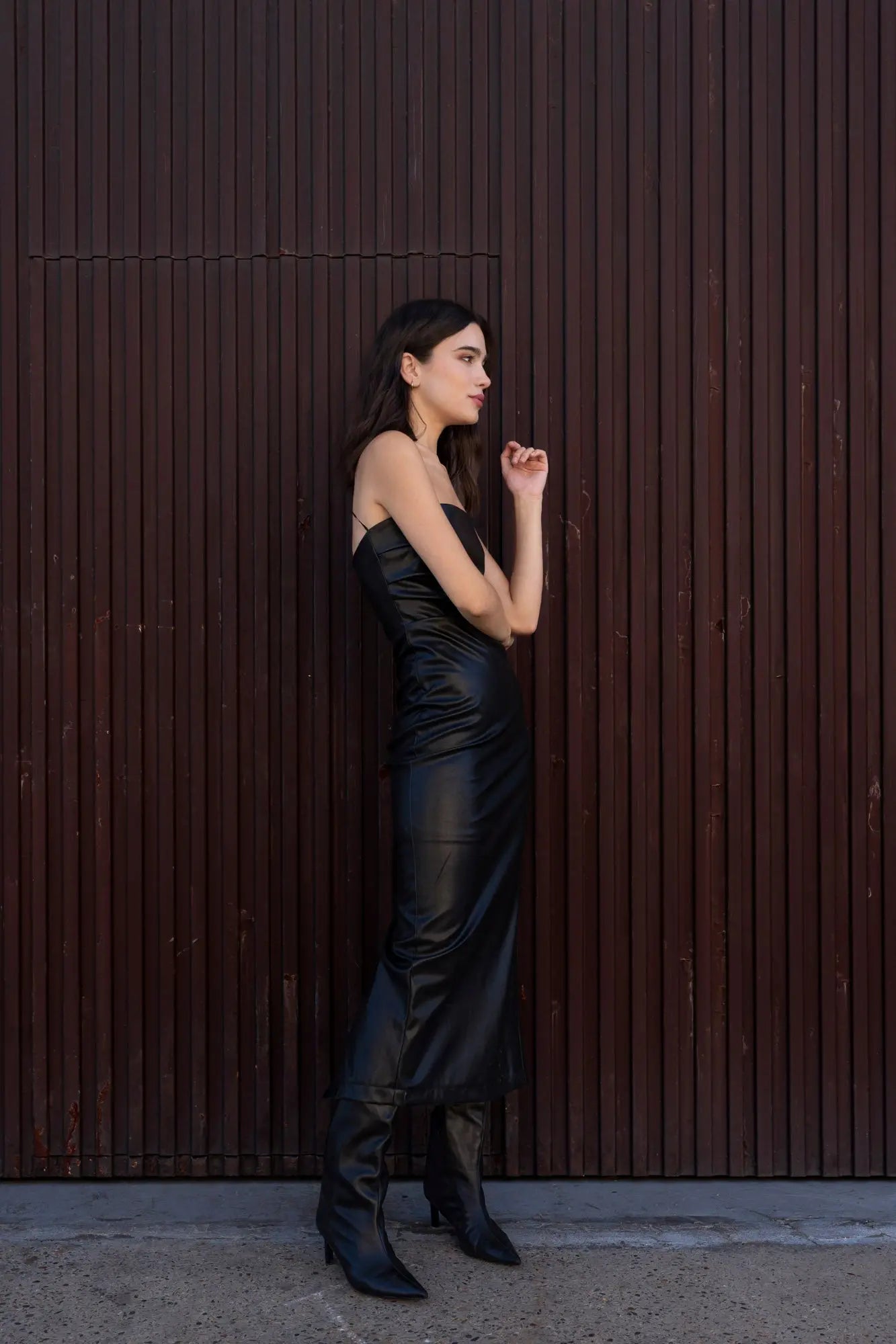 Robe noire bustier midi en simili cuir avec fente