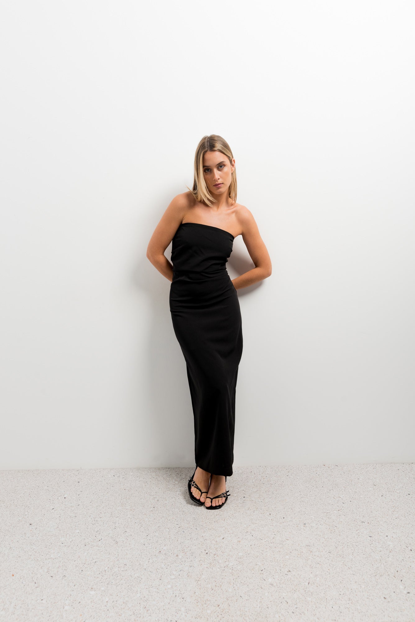Robe bustier noire midi élégante portée par une femme pour une soirée.2
