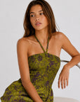 Détail du buste smocké de la robe vert olive