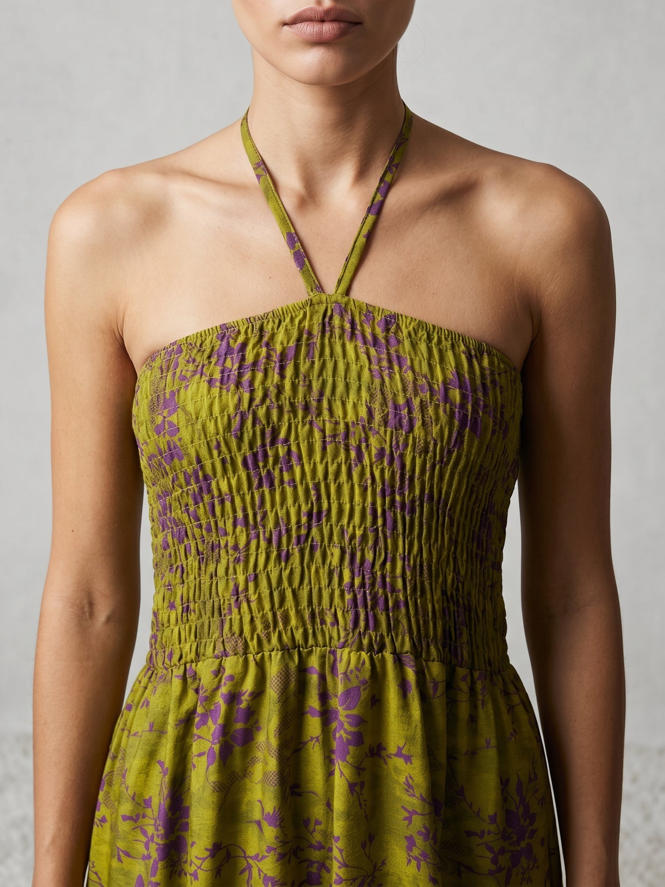 Dos nu de la robe halter vert olive