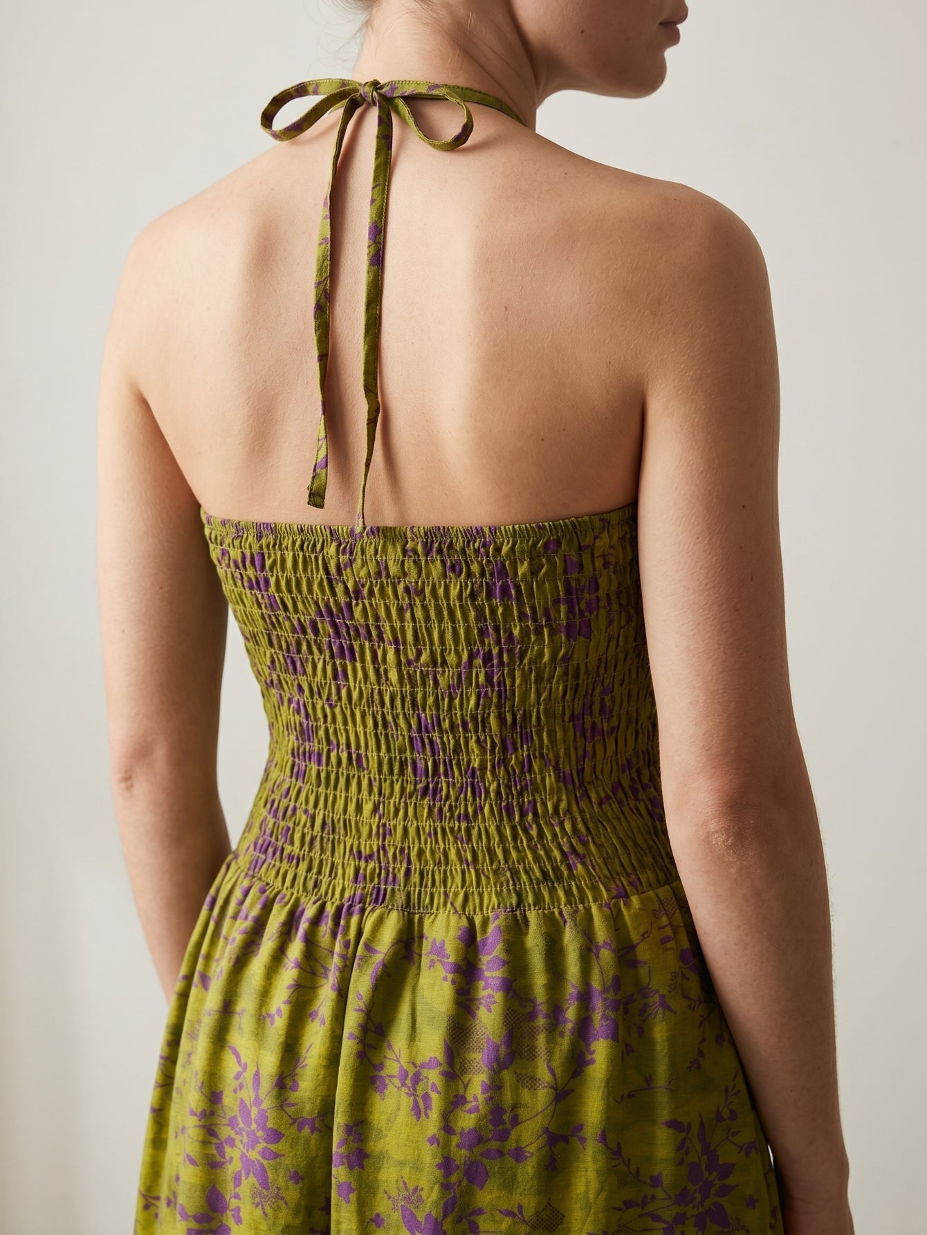 Détail des smocks du bustier vert olive