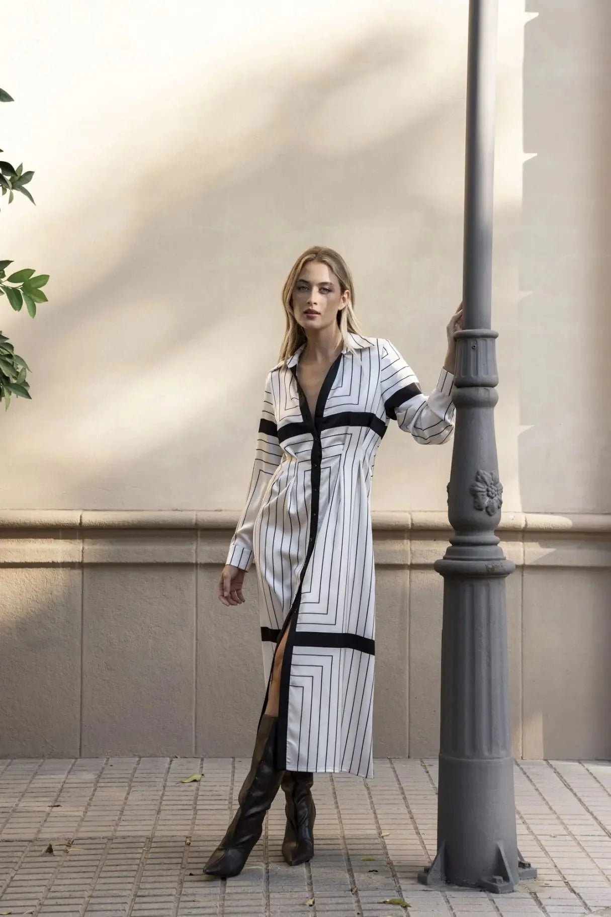 Robe chemise à rayures chic avec fente haute et bottes longues sombres