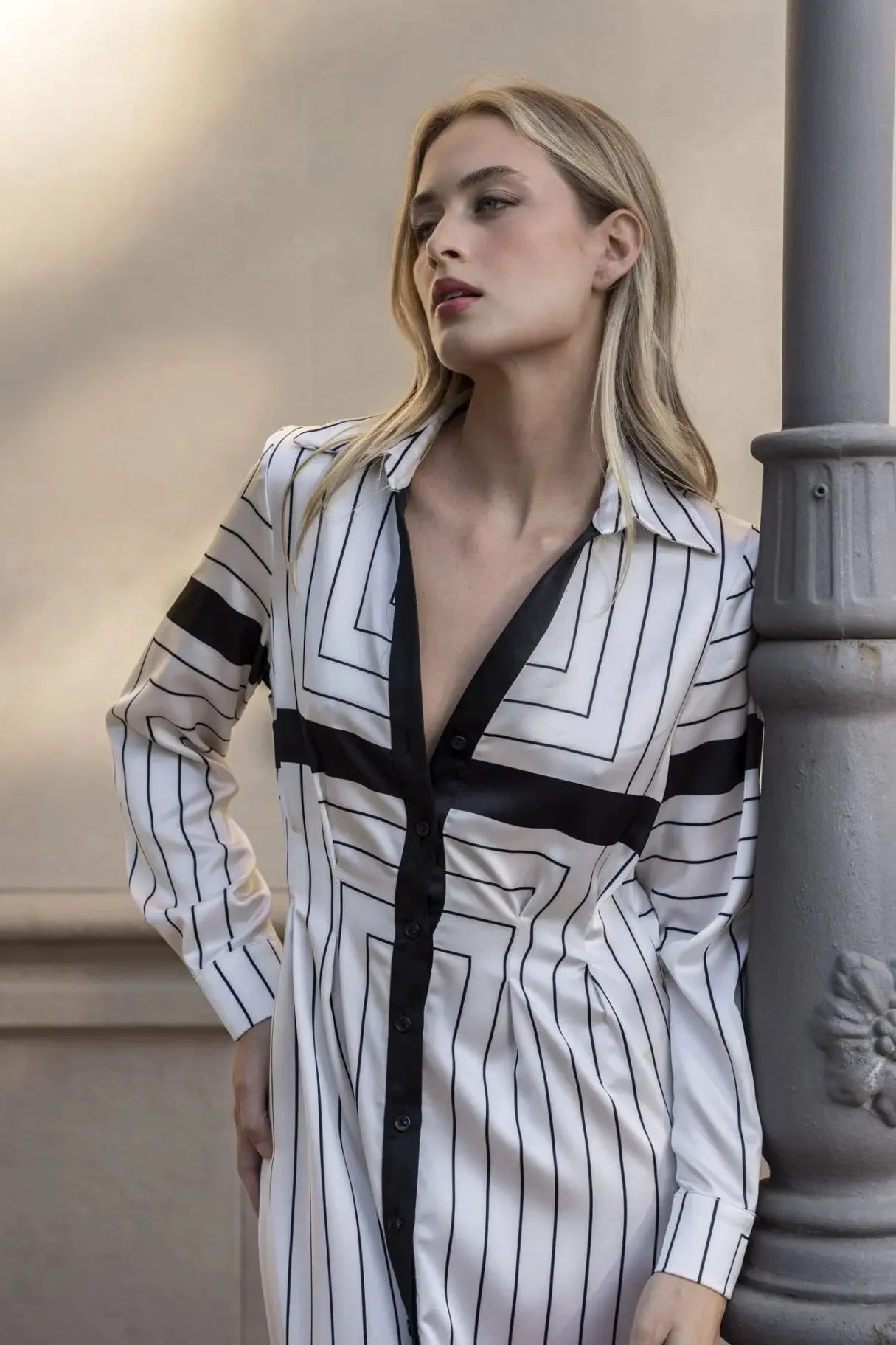 Robe chemise à rayures noires et blanches, look chic avec V profond