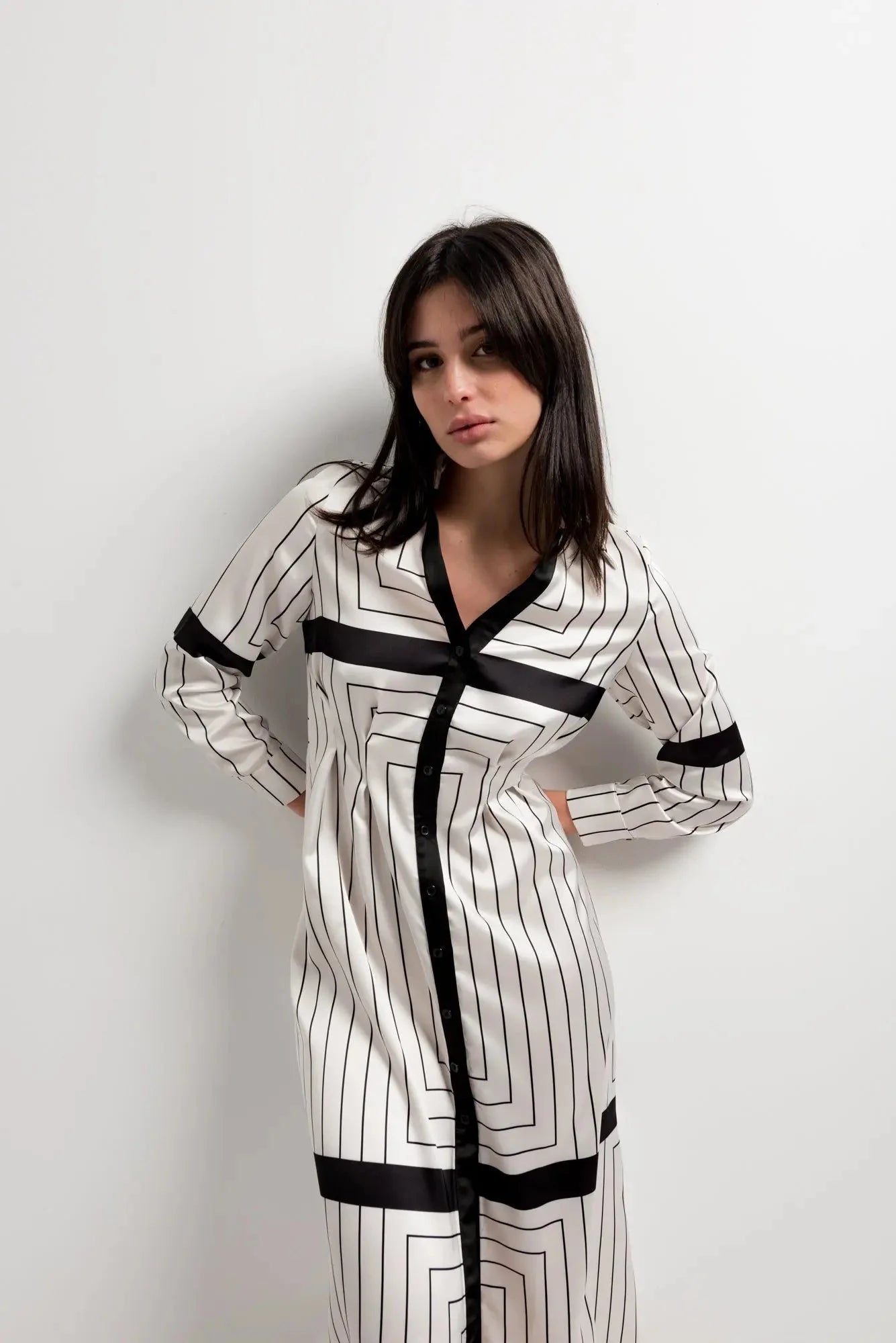 Robe chemise à rayures pour un look chic, longue à rayures géométriques noires et blanches