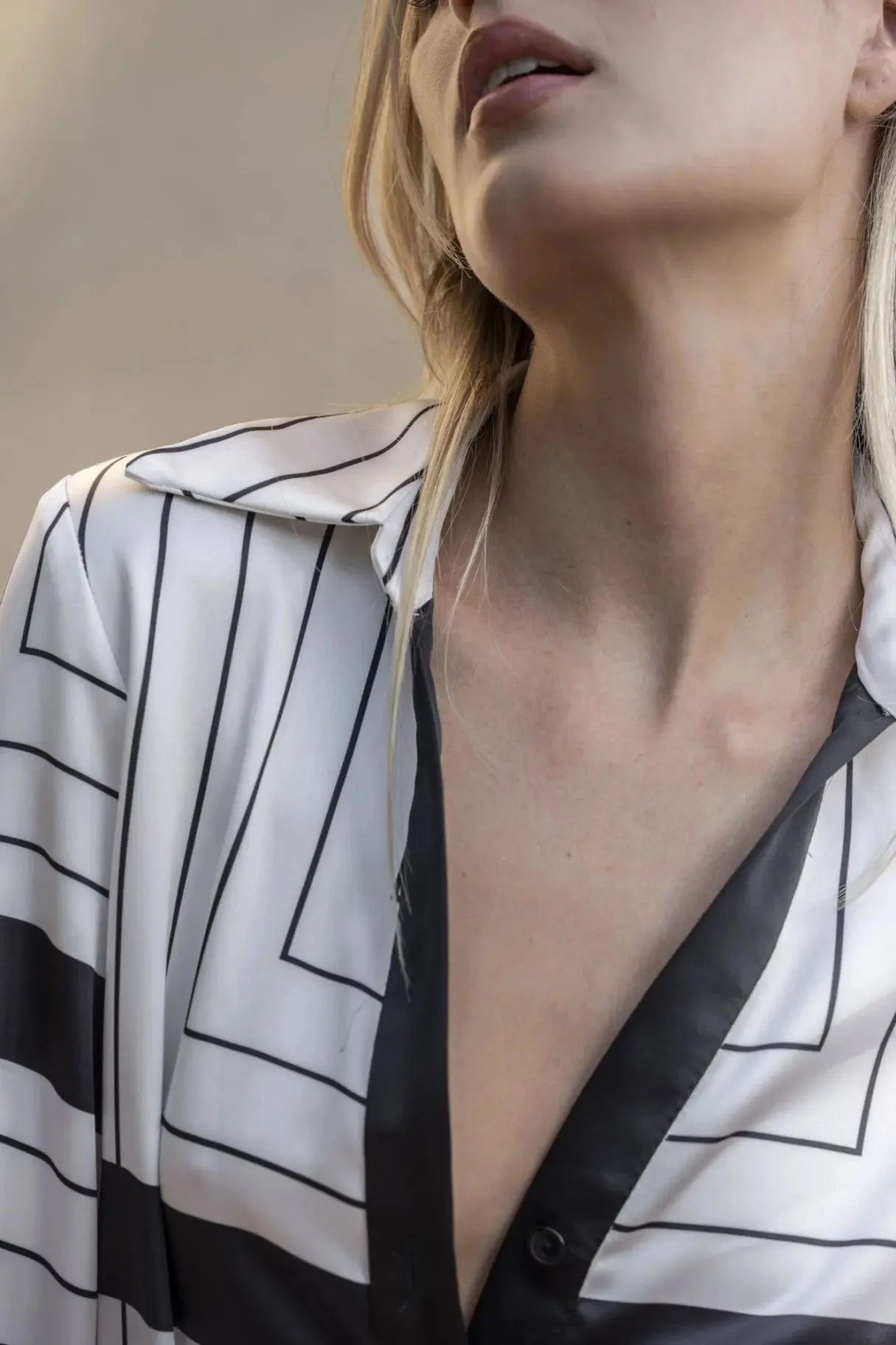Robe chemise à rayures chic avec satin blanc et noir, parfait pour un look élégant