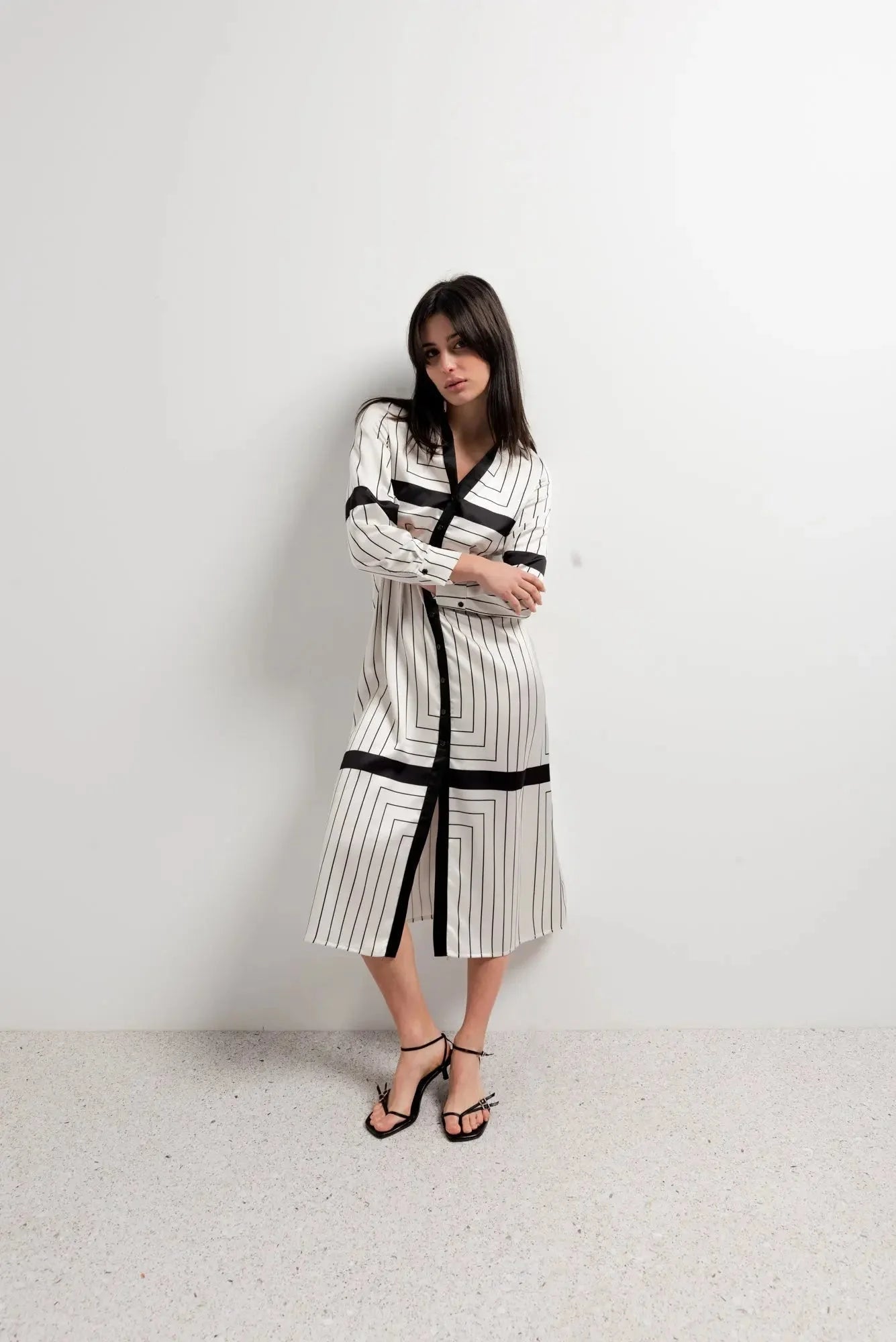 Robe chemise à rayures chic avec décolleté en V, fente frontale et sandales noires