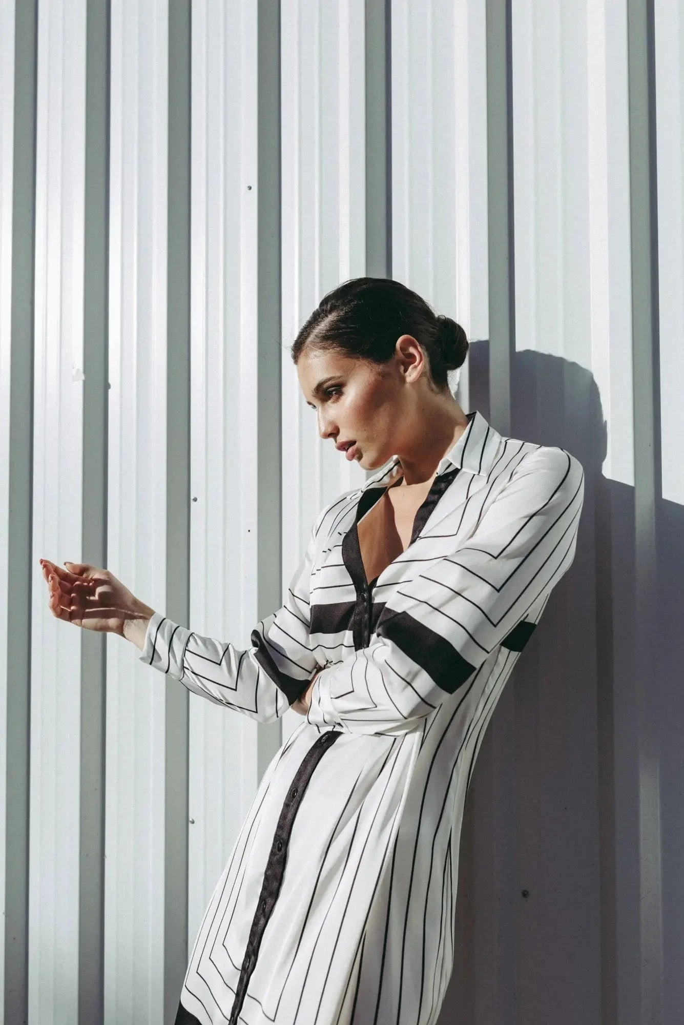 Robe chemise à rayures chic pour femme, look élégant en blanc et noir