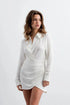 Modèle portant une Mini-Robe Portefeuille Chemise Courte Blanc Asymétrique - Élégance Chic et Structurée. Robe portefeuille blanche, col structuré et manches longues, idéale pour un look sophistiqué.