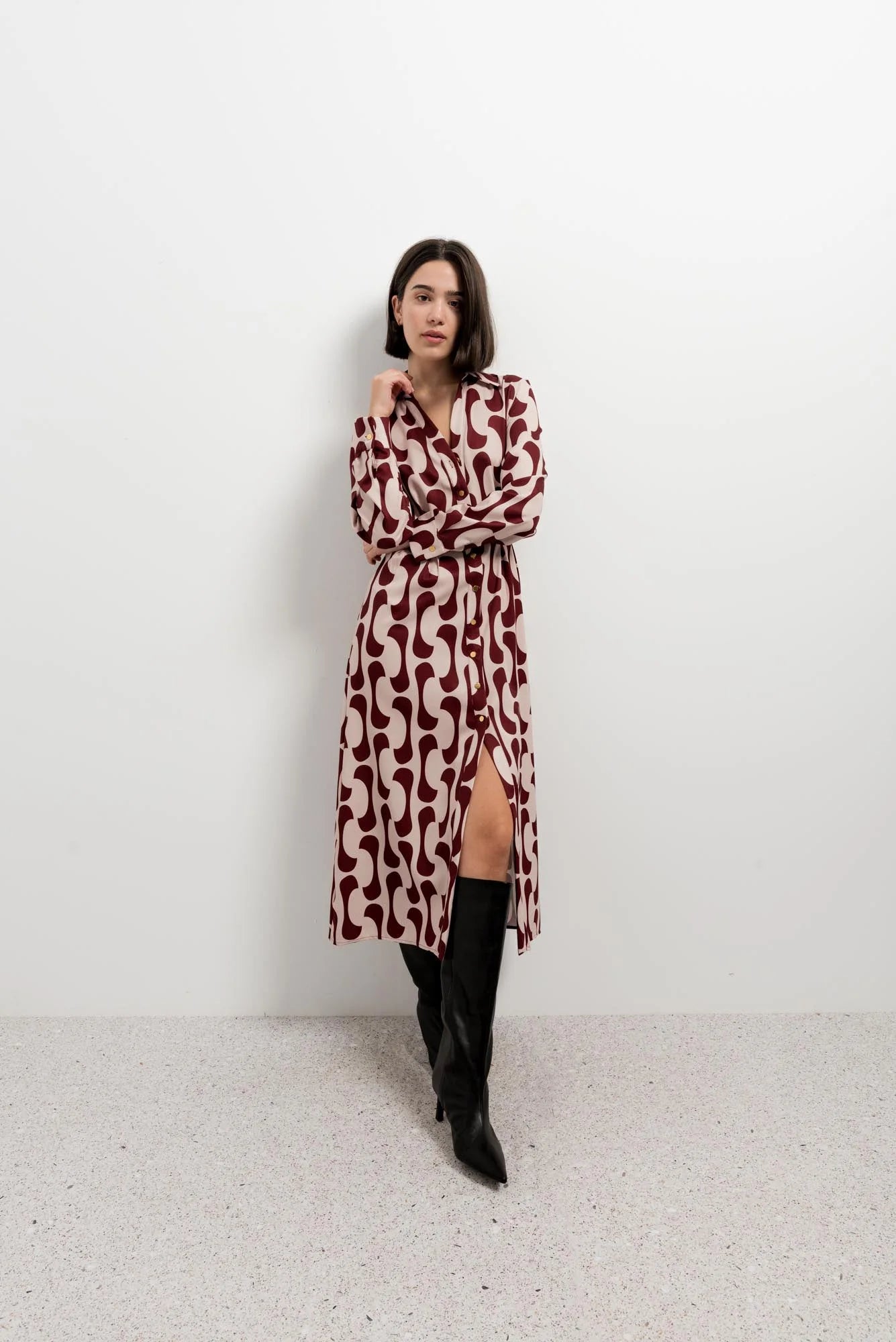 Robe chemise imprimée bordeaux femme avec manches longues et fente haute