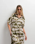 Robe chemise imprimée tie-dye vert olive en shades d’olive et blanc cassé