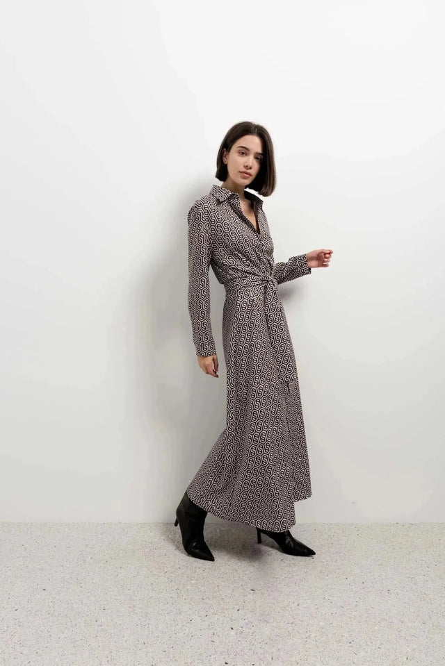 Robe imprimée à motifs géométriques avec ceinture, manches longues, bottines noires