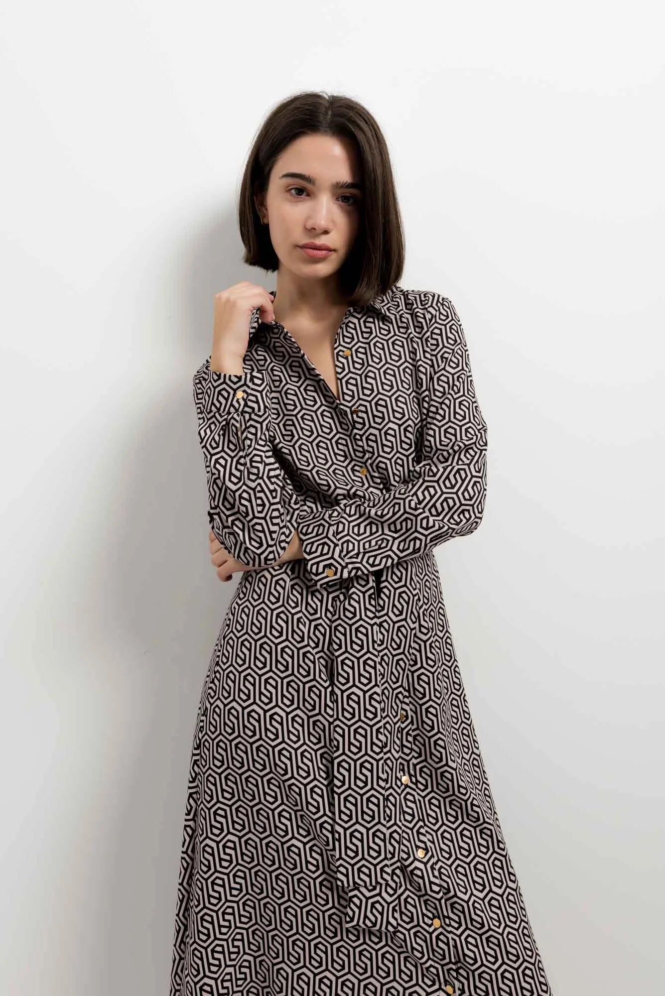 Robe imprimée à motifs géométriques avec manches longues et boutons dorés