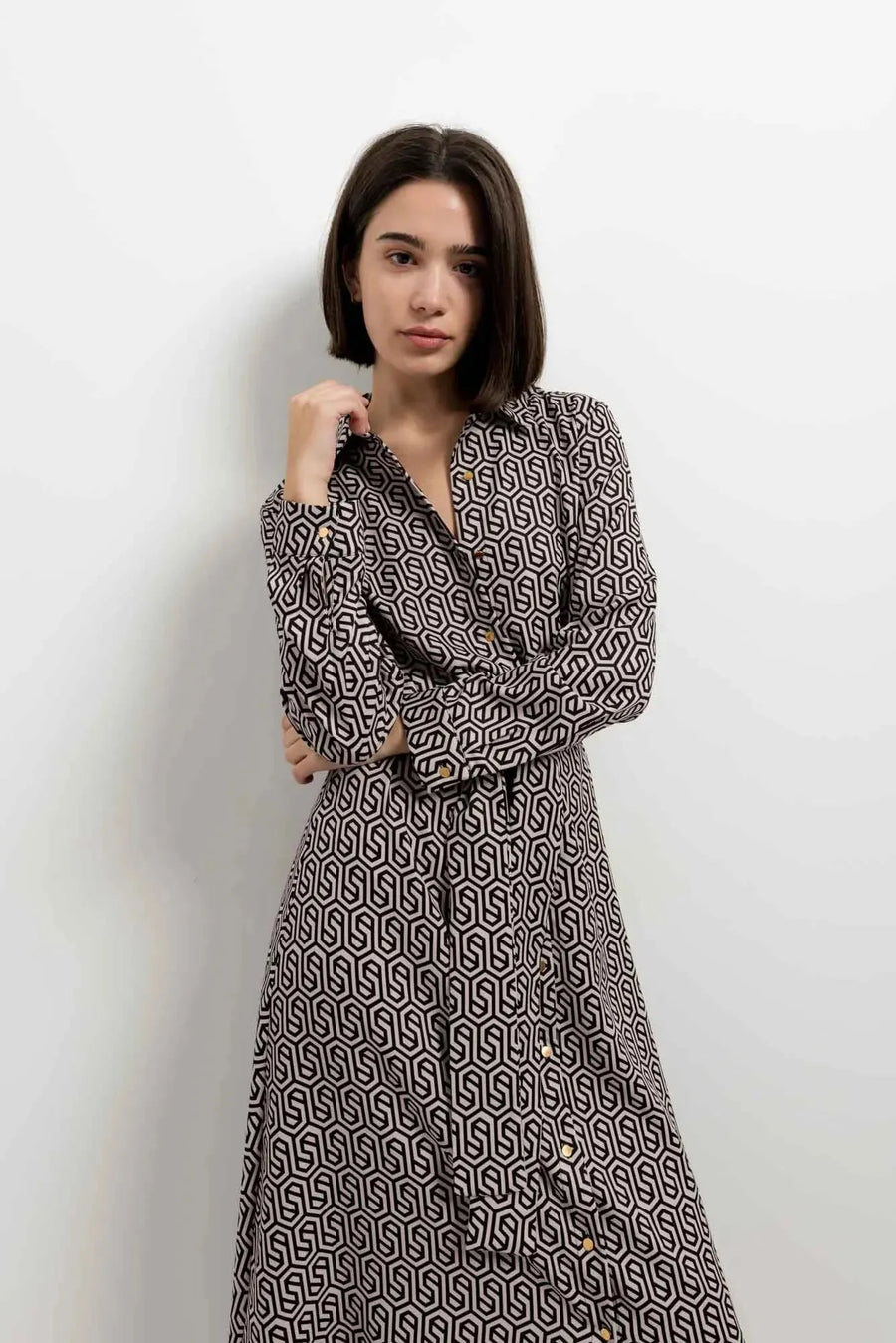 Robe imprimée à motifs géométriques avec manches longues et boutons dorés