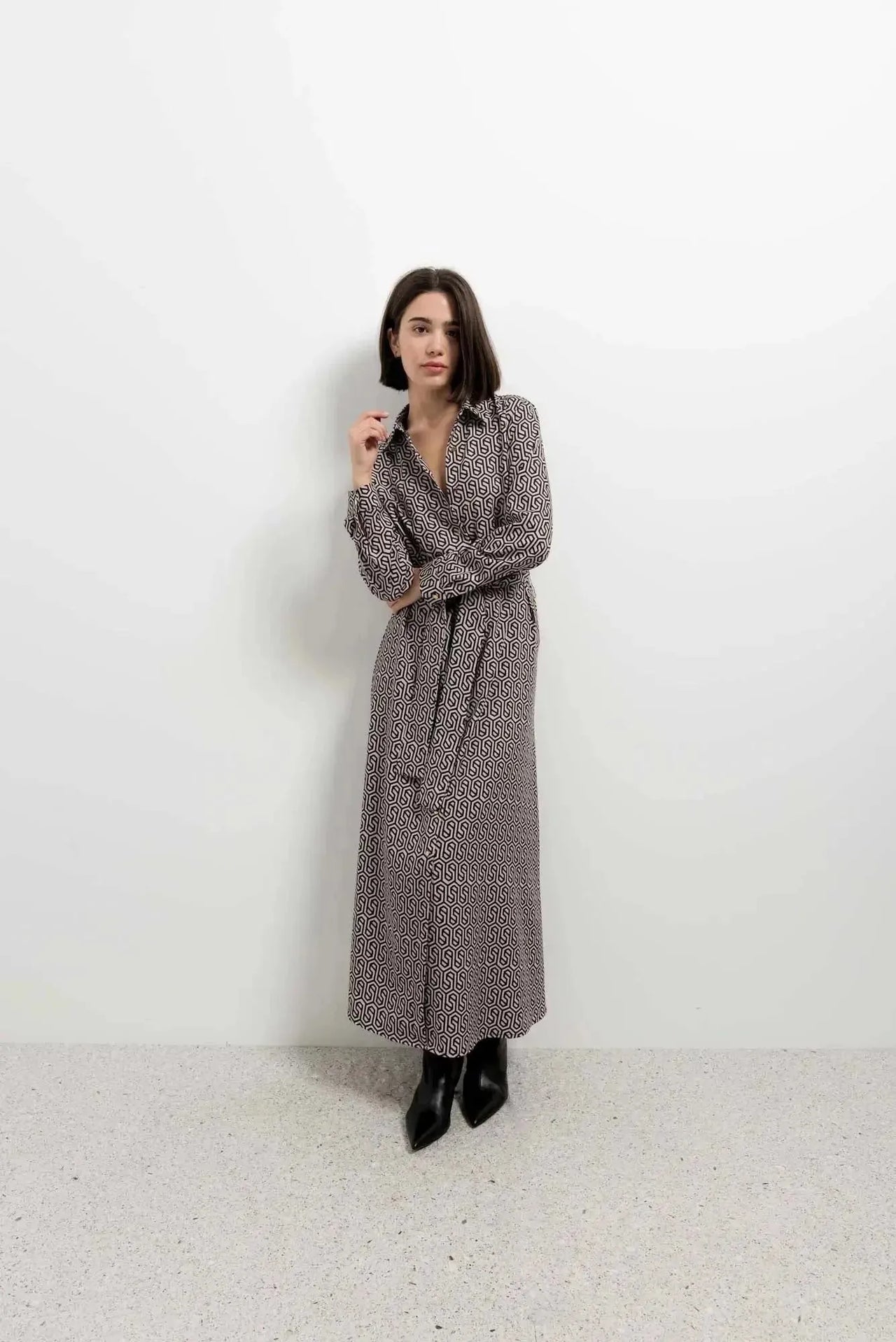Robe imprimée à motifs géométriques avec manche longue, ceinture et bottines noires