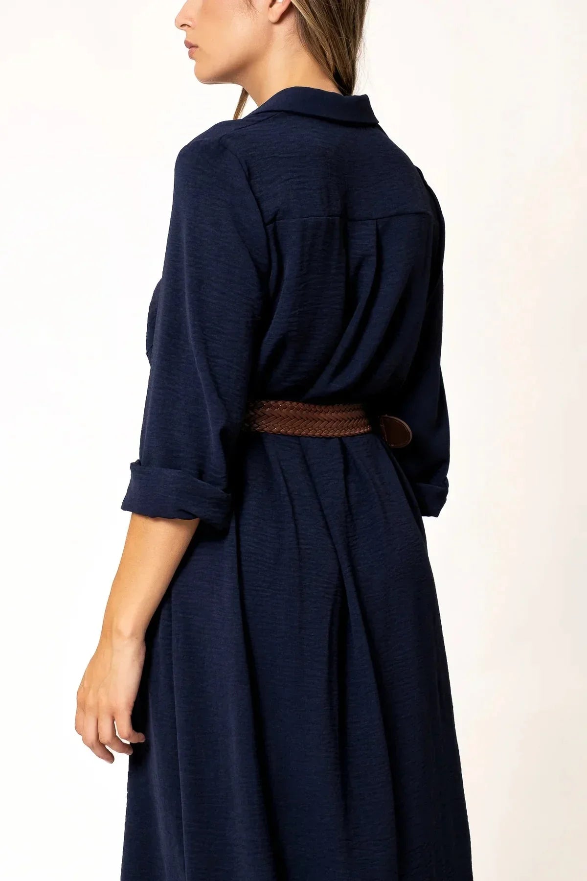 Vue arrière de la robe chemise longue bleu marine, soulignant la coupe fluide et le style élégant, idéal pour toutes occasions.