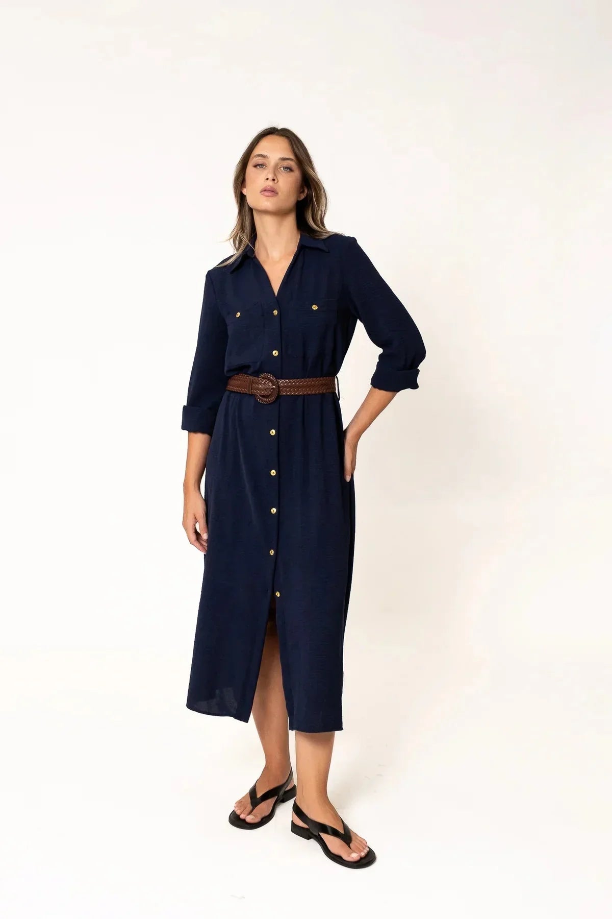 Robe chemise longue bleu marine chic à ceinture tressée, mannequin posant avec élégance, idéal pour le bureau et les sorties.