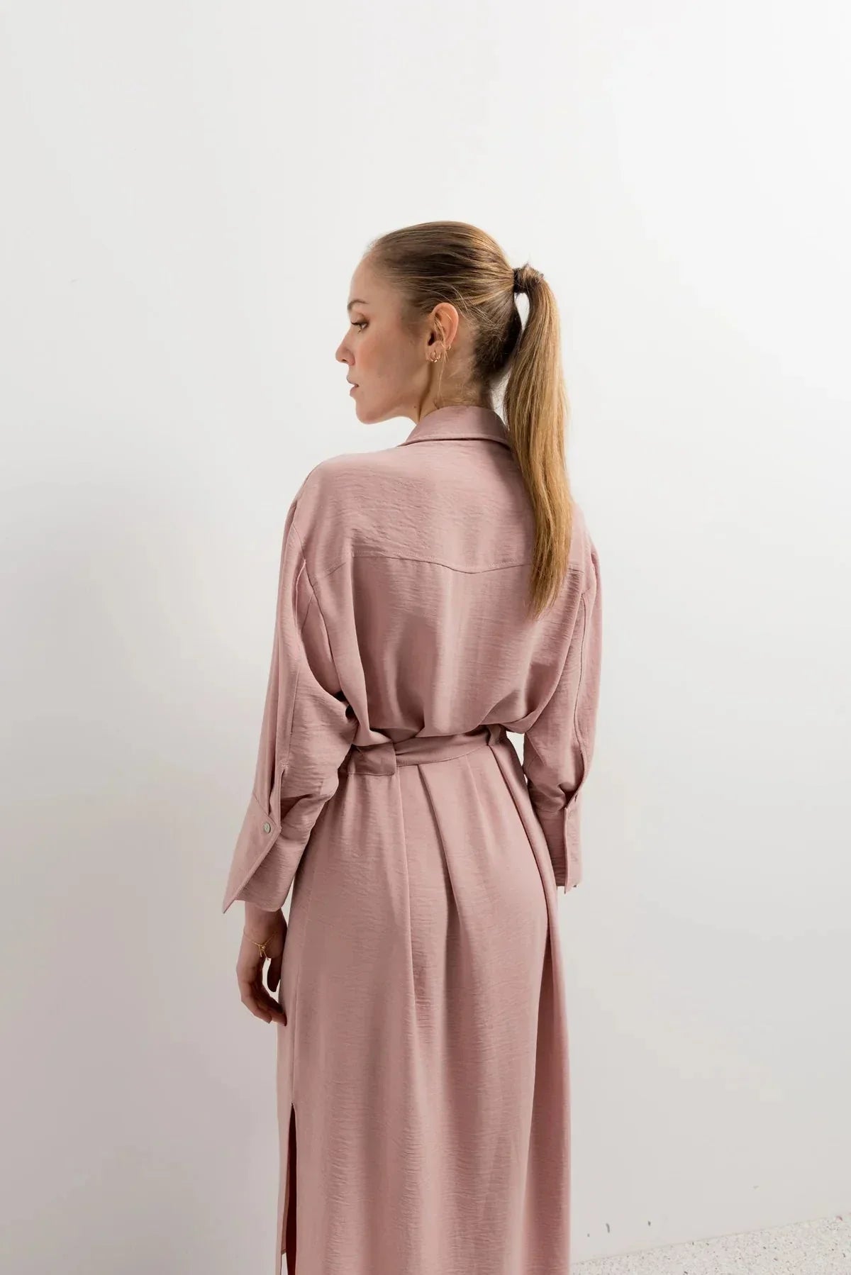 Robe chemise longue rose pâle pour femmes avec manches longues et taille nouée