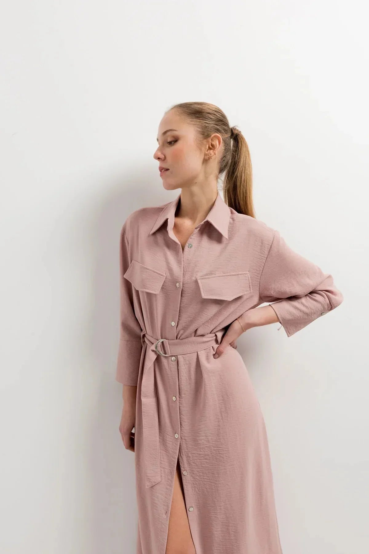 Robe chemise longue rose pâle avec col, manches longues, ceinture et poches poitrine