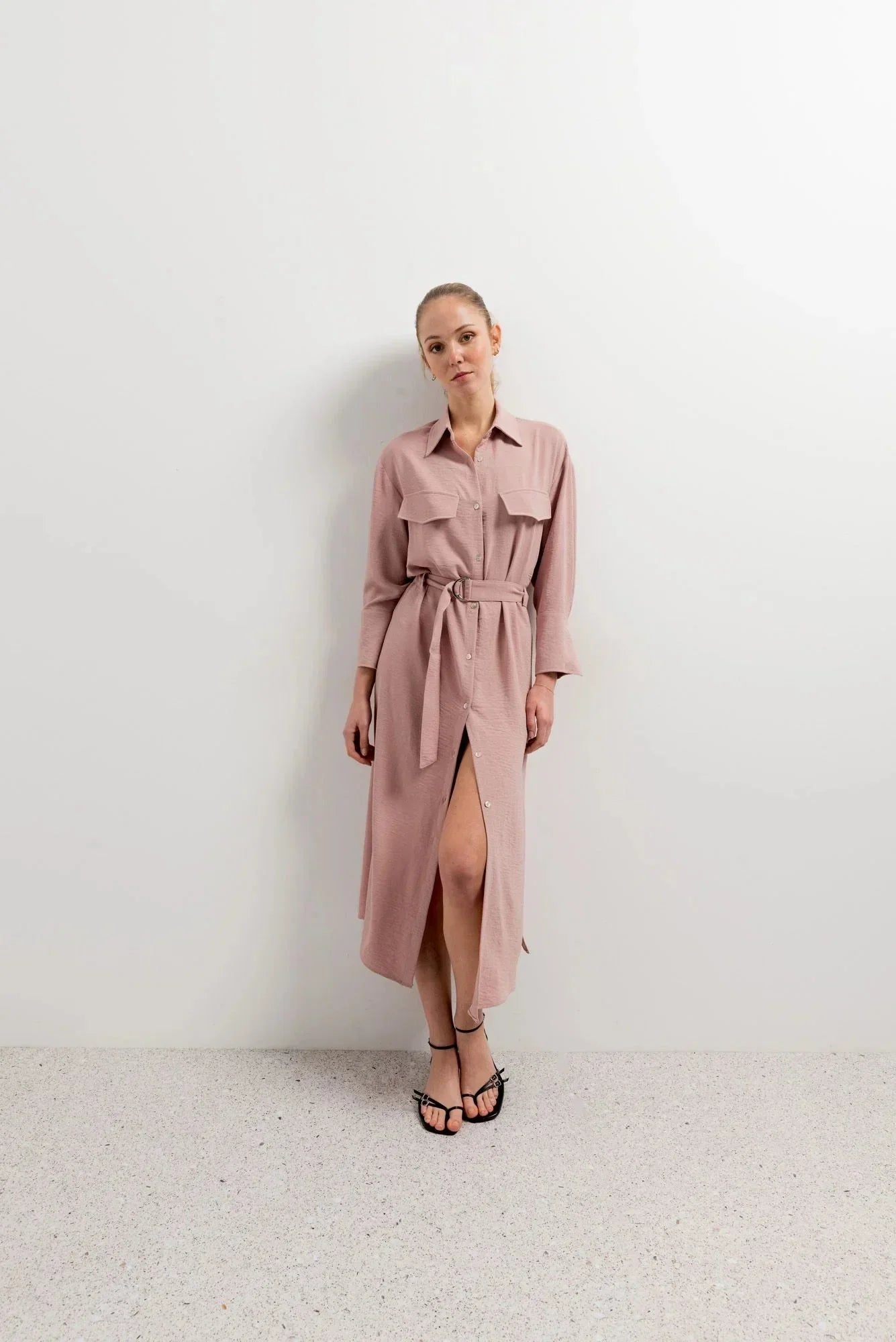 Robe chemise longue rose pâle avec ceinture, col, manches longues et fente frontale